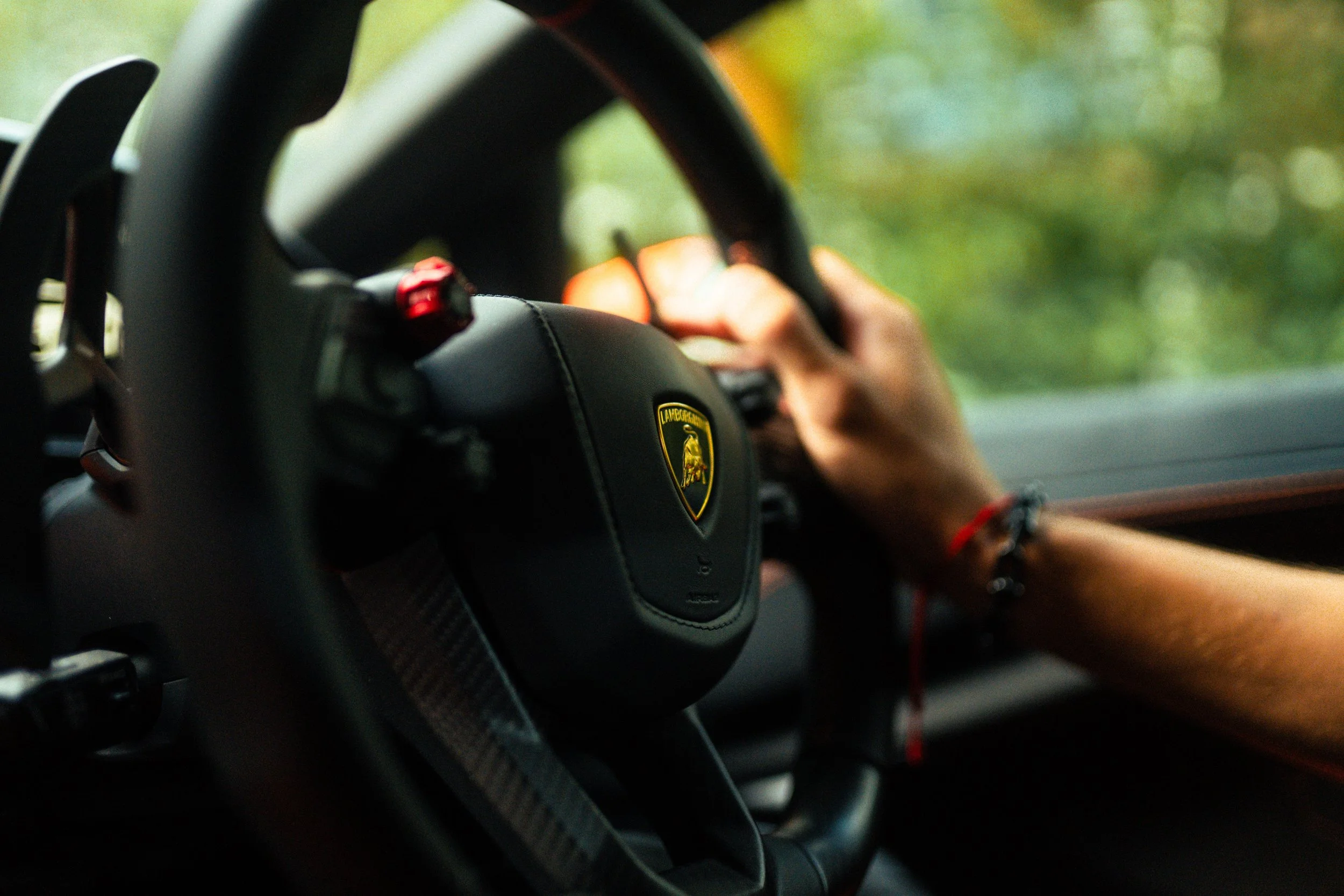 lamborghini-revuelto-lenkrad-detailaufnahme-2025.jpg