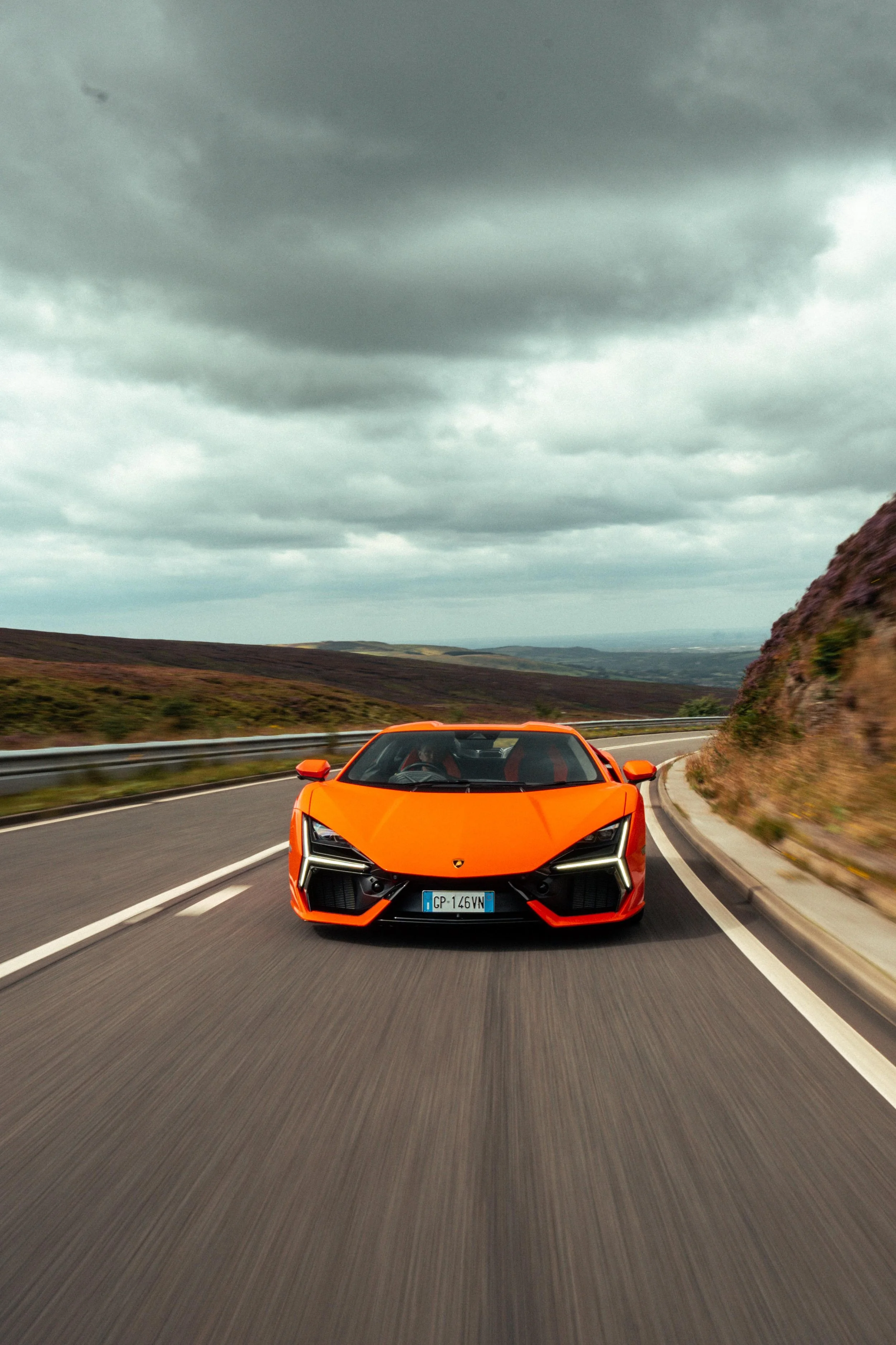 lamborghini-revuelto-faehrt-durch-stadt-2025.jpg