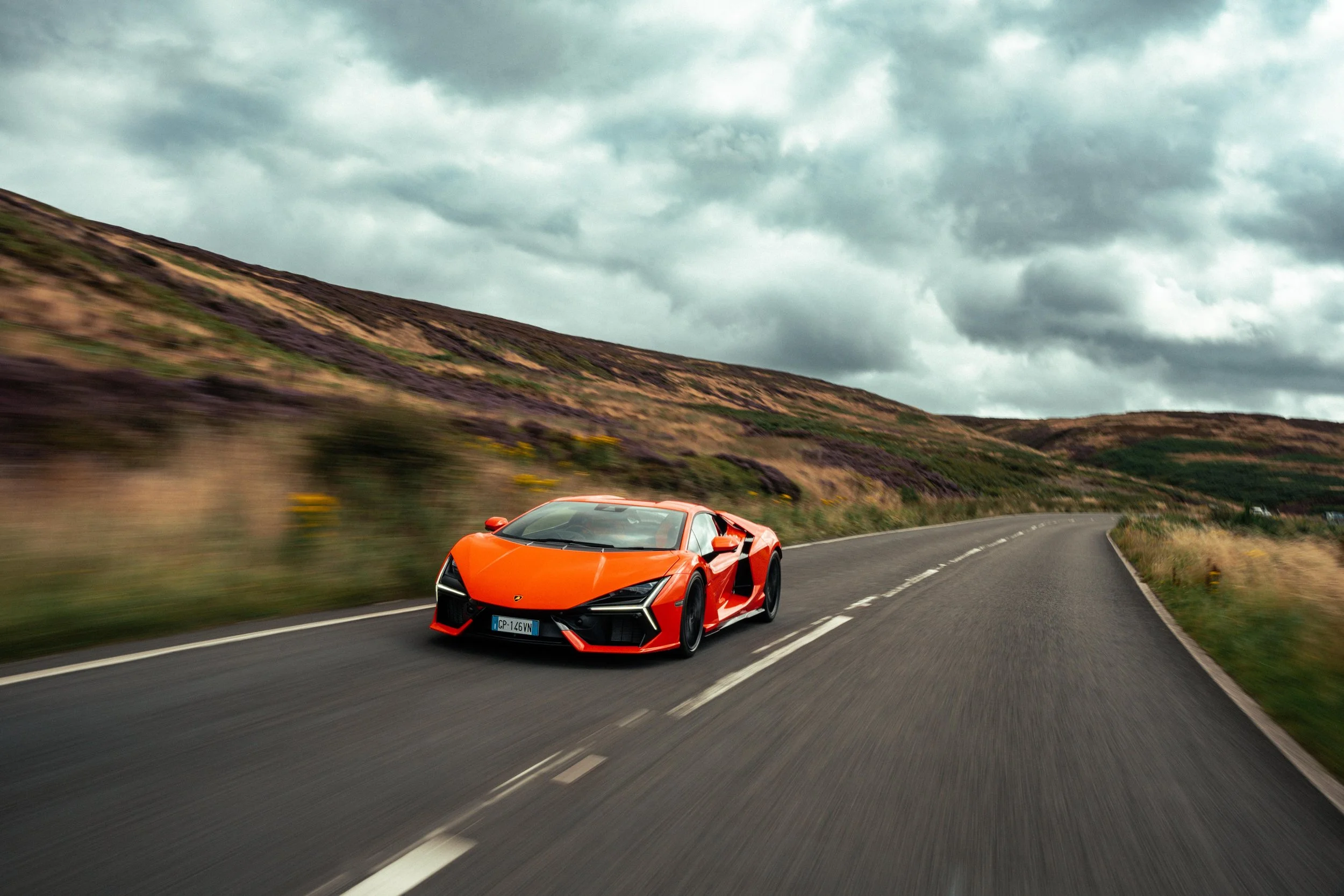 lamborghini-revuelto-kurvenfahrt-landschaft-2025.jpg