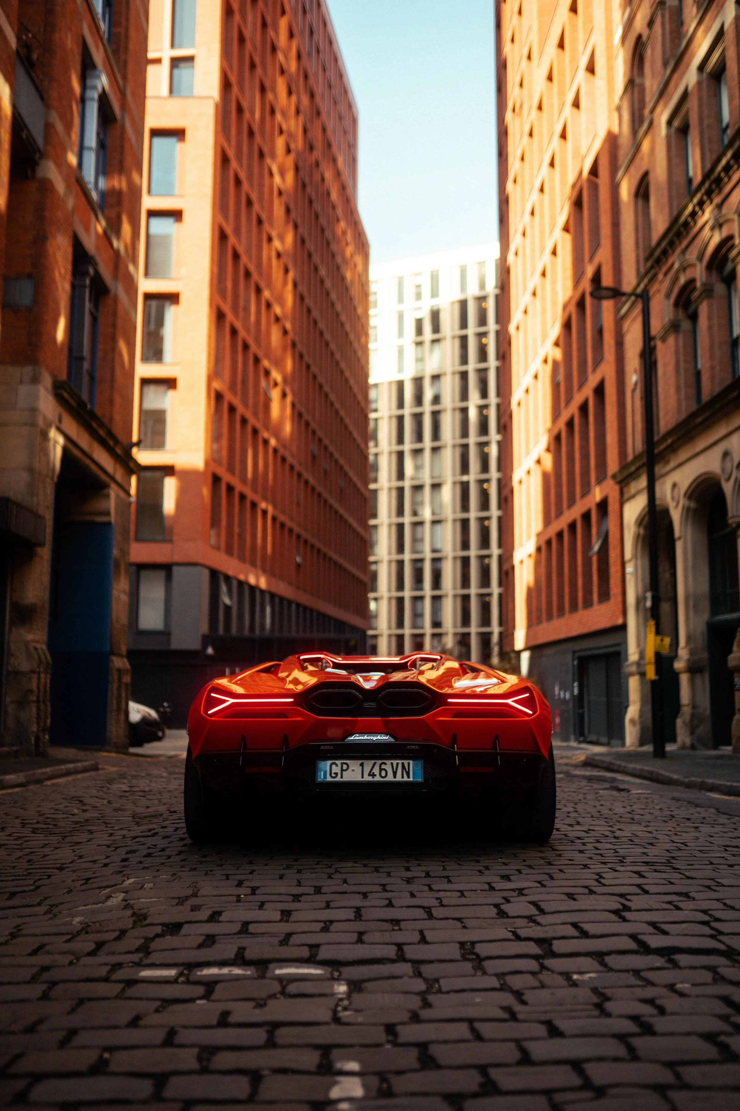 lamborghini-revuelto-heckansicht-innenstadt-2025.jpg