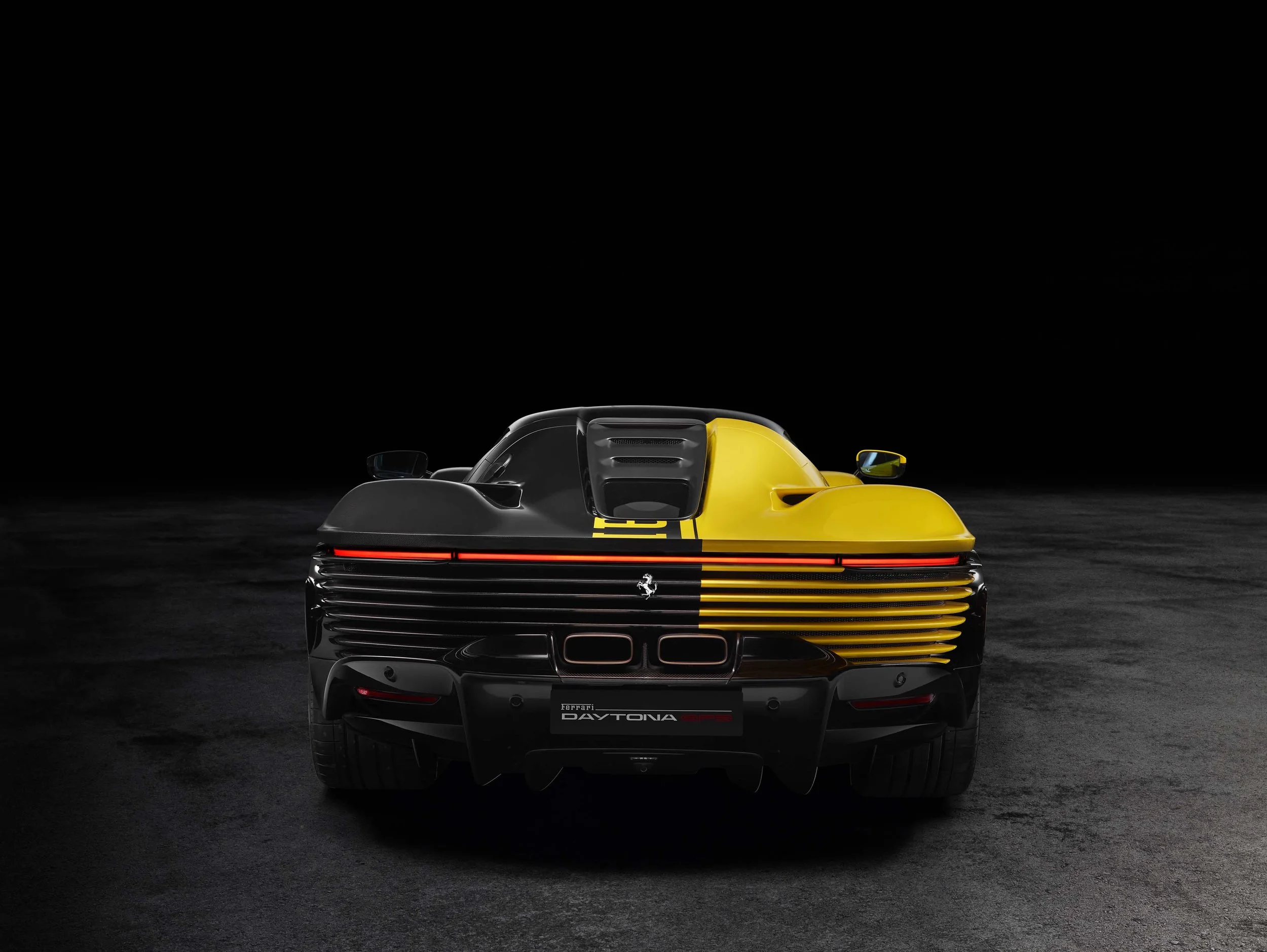 ferrari-daytona-sp3-tailor-made-studio-heckansicht.jpg