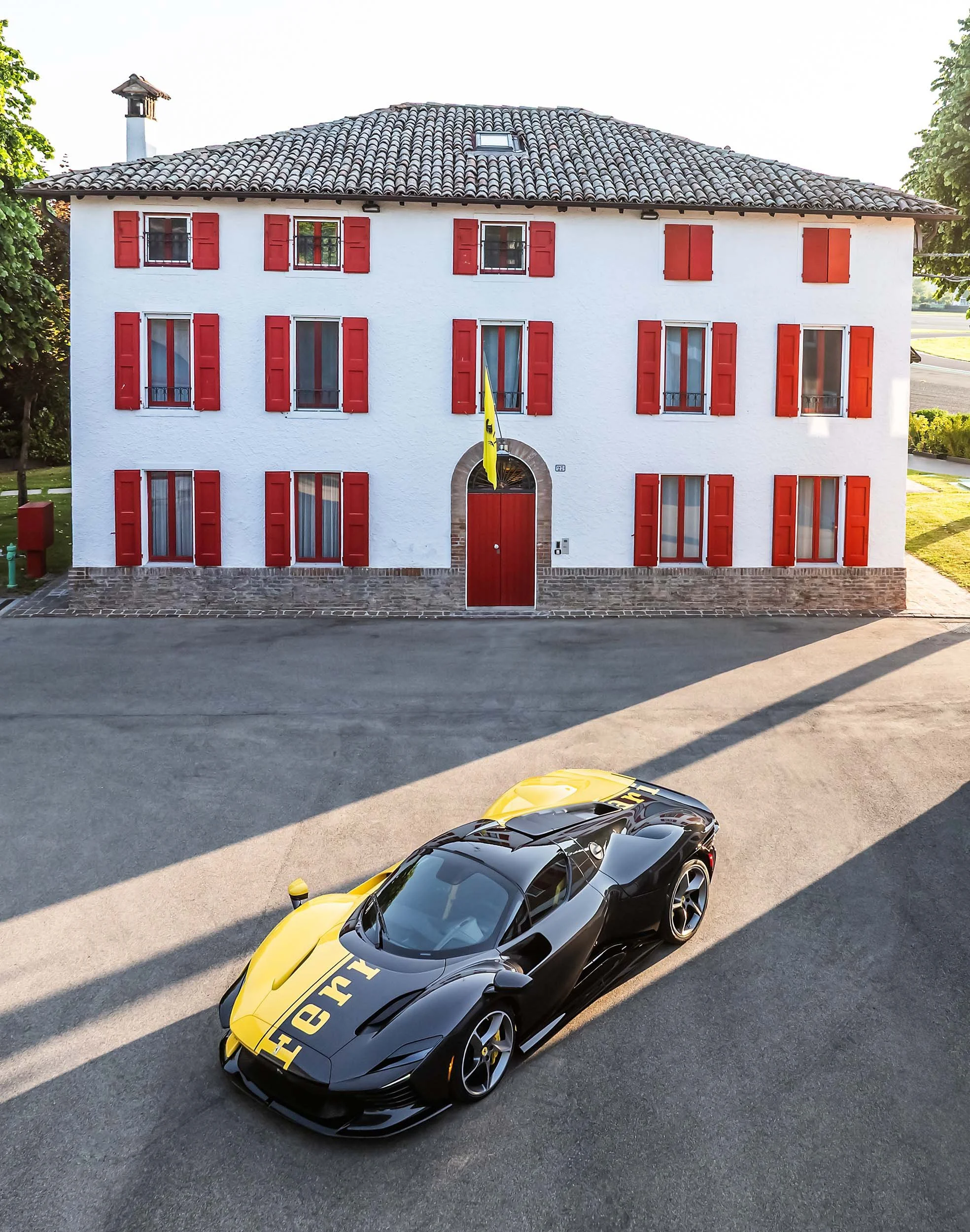ferrari-daytona-sp3-tailor-made-villa-vogelperspektive.jpg