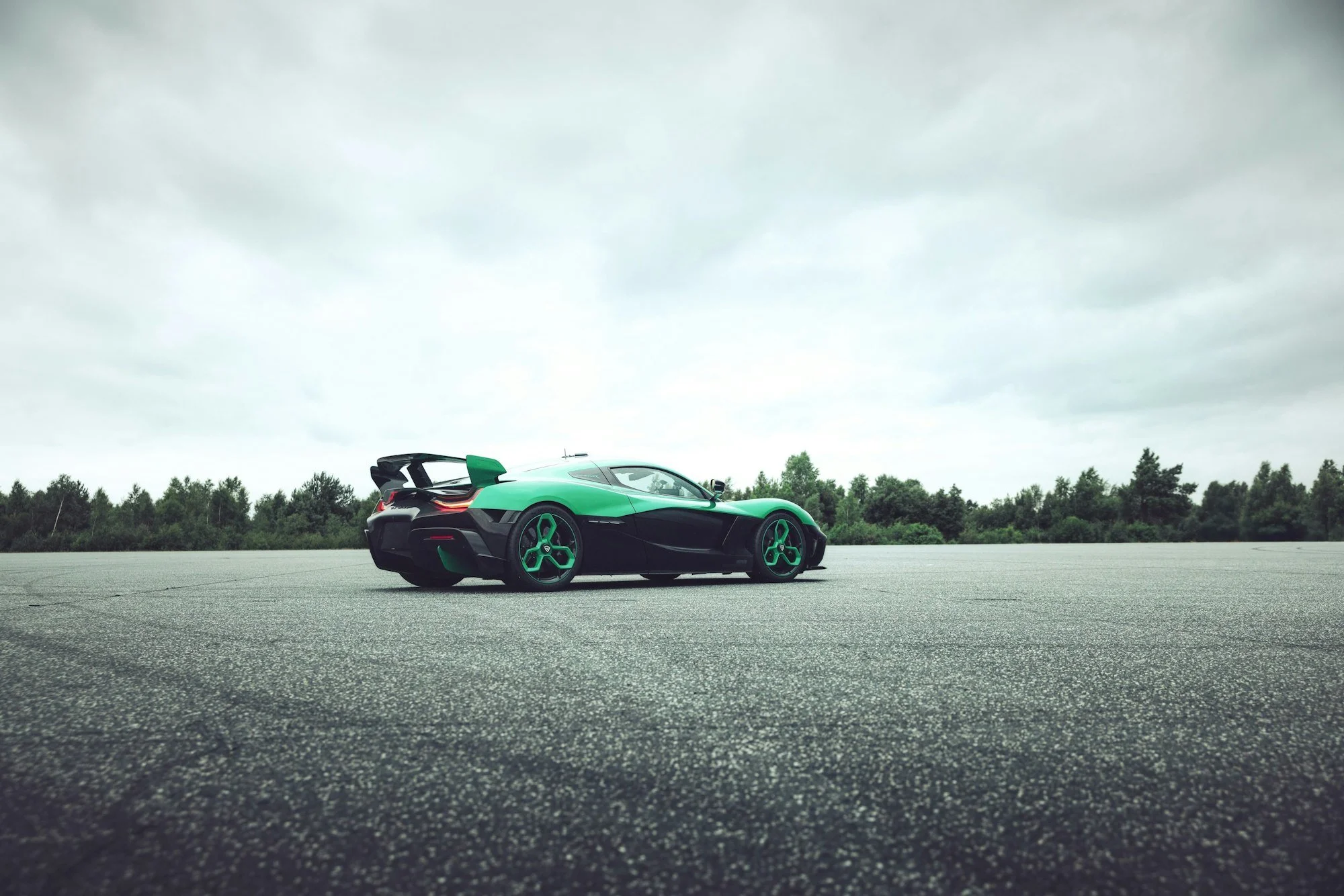 rimac-nevera-r-seitenansicht-standaufnahme.jpg