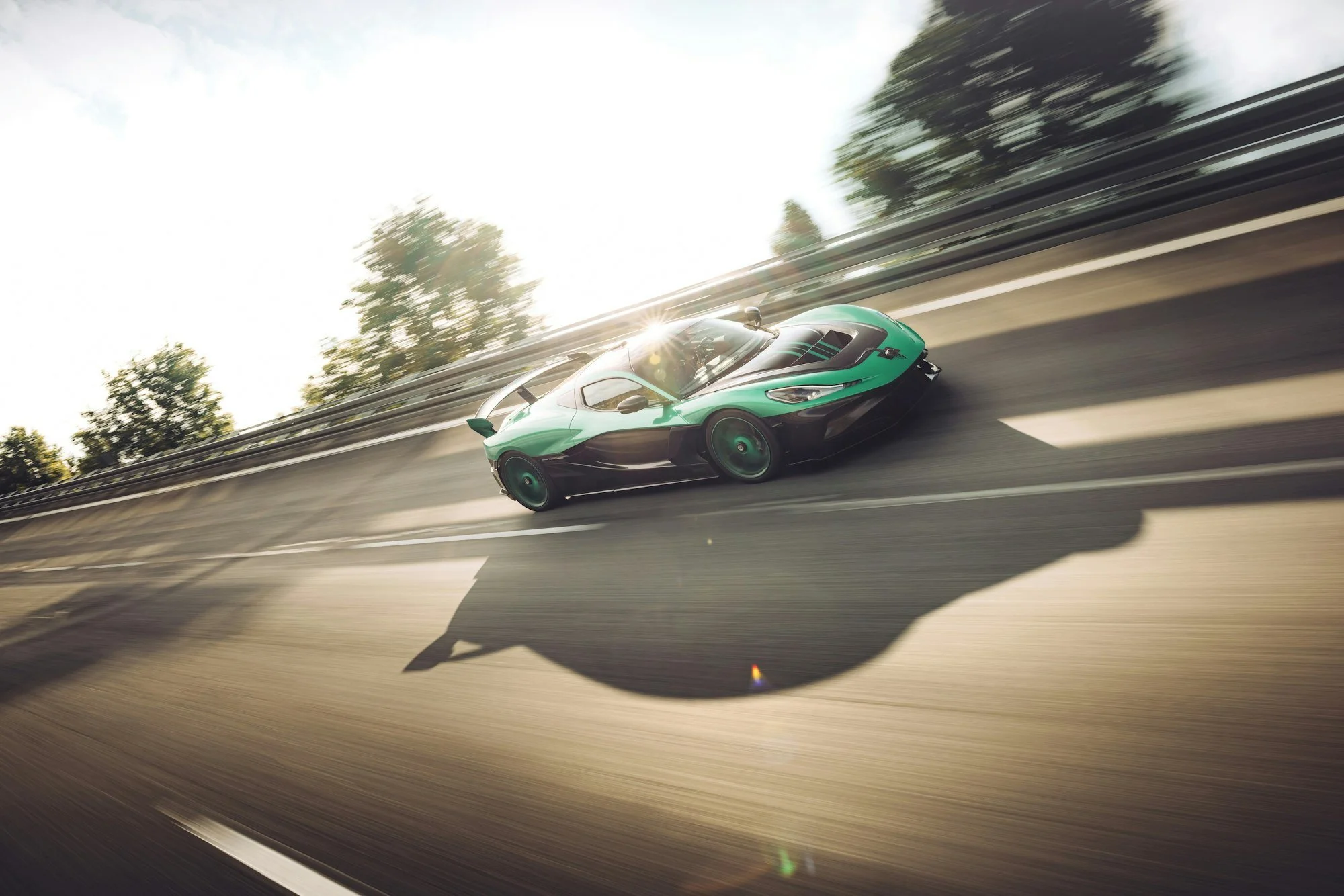 rimac-nevera-r-in-der-sonne-auf-bank.jpg