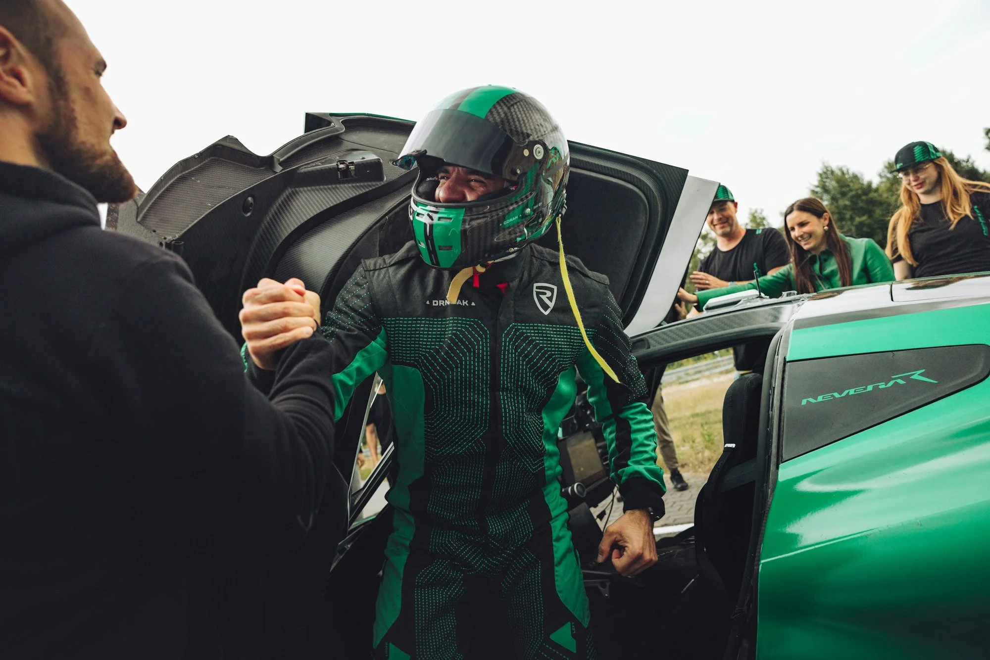 rimac-nevera-r-fahrer-adrien-tambay-gratulation.jpg