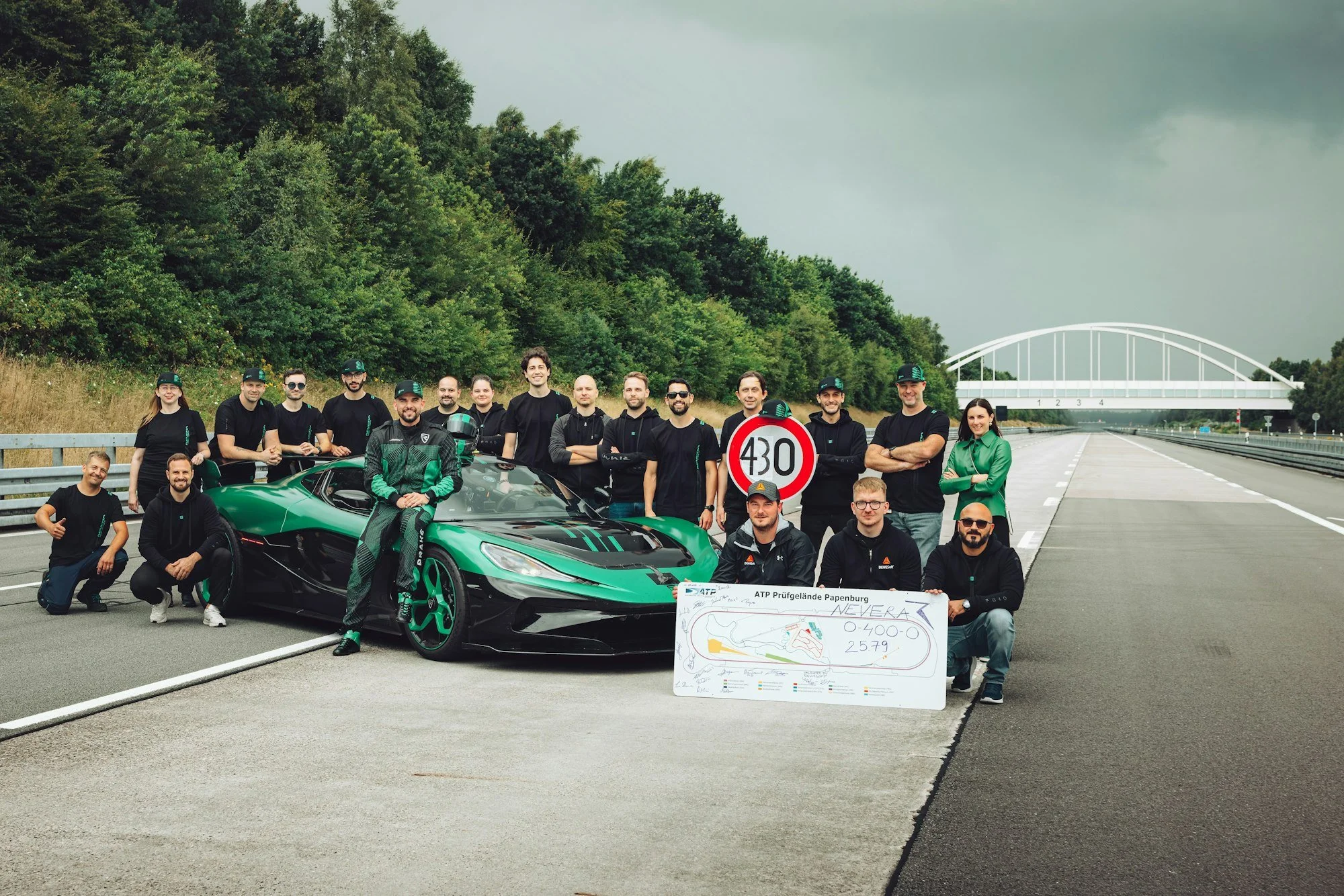 rimac-nevera-r-teamfoto-mit-schild.jpg