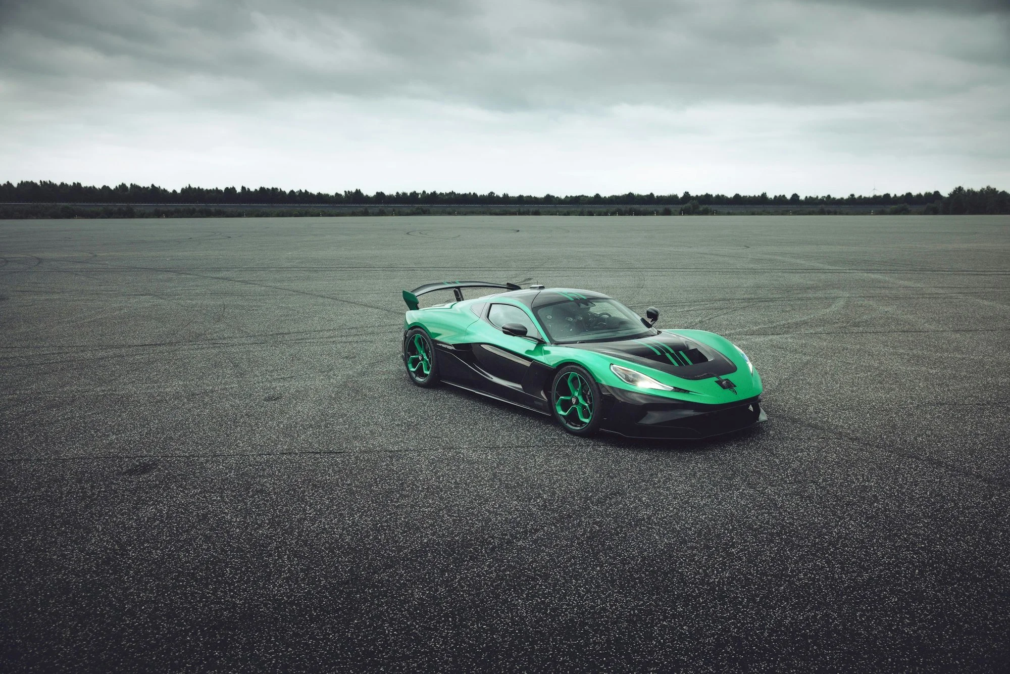 rimac-nevera-r-leerfeld-weitwinkel.jpg