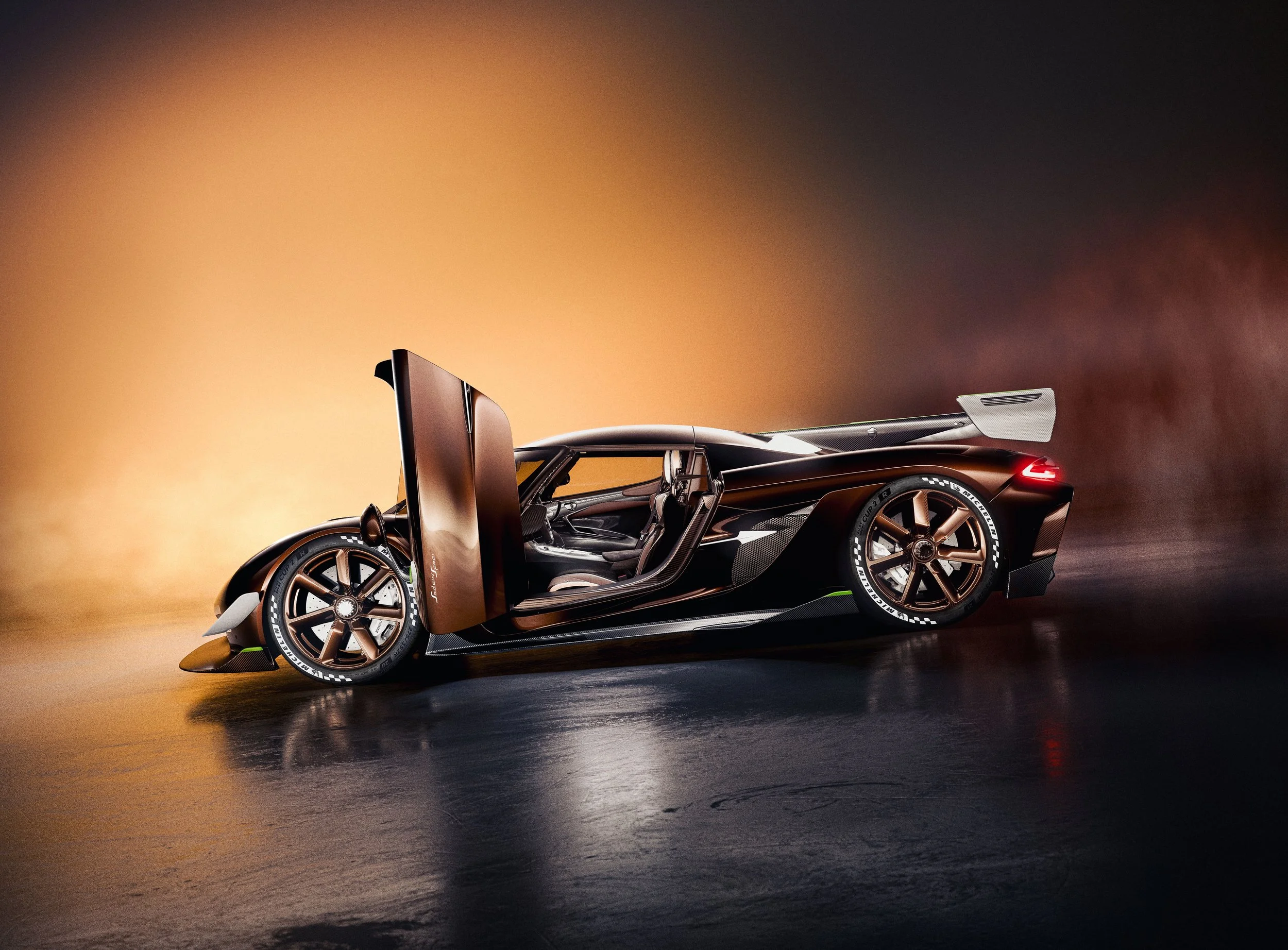 koenigsegg-sadairs-spear-geoeffnete-tuer-interieur.jpg