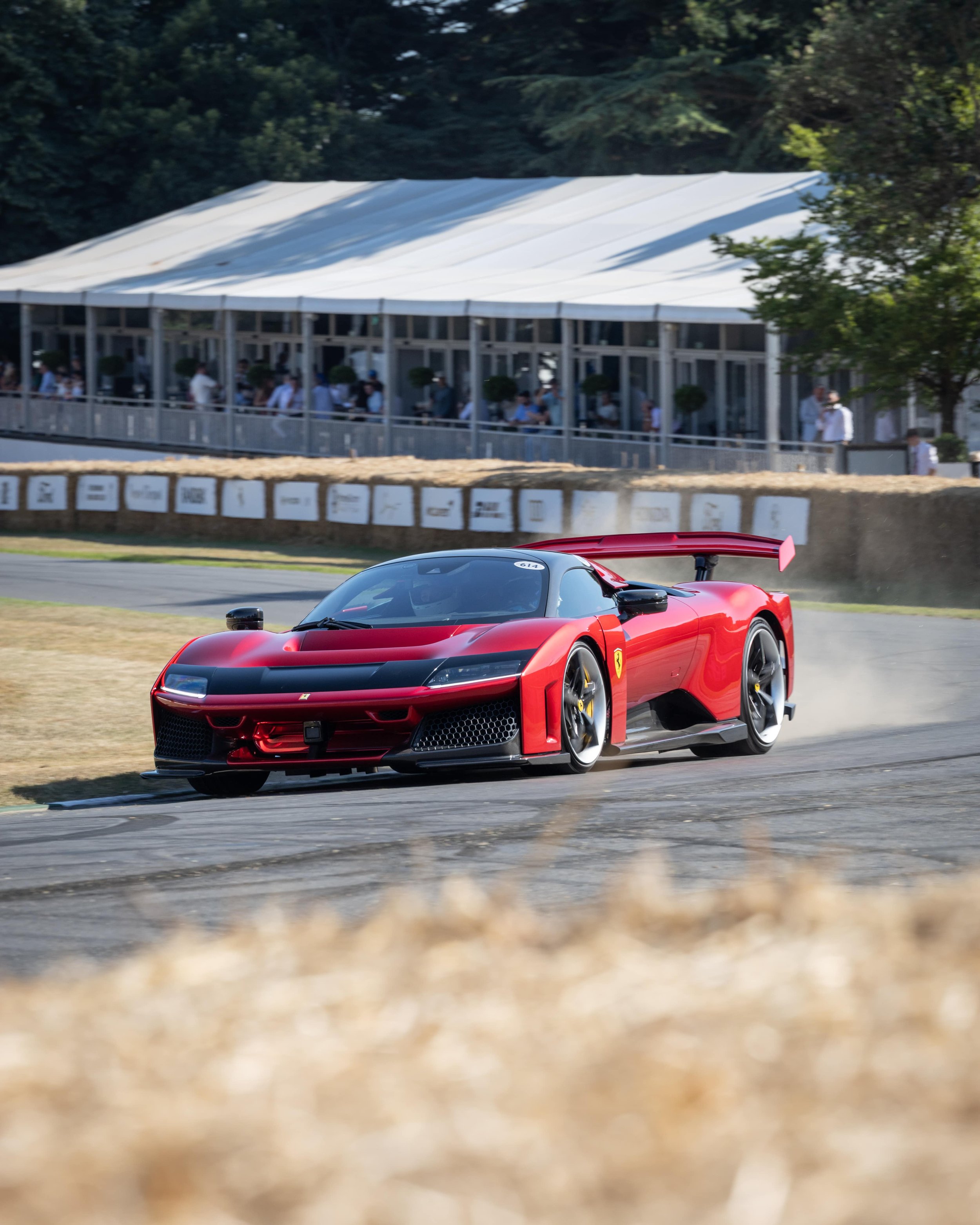 Ferrari sorgt für Aufsehen beim Goodwood Festival of Speed 2025 – Vier Premieren und 75 Jahre Formel 1 gefeiert