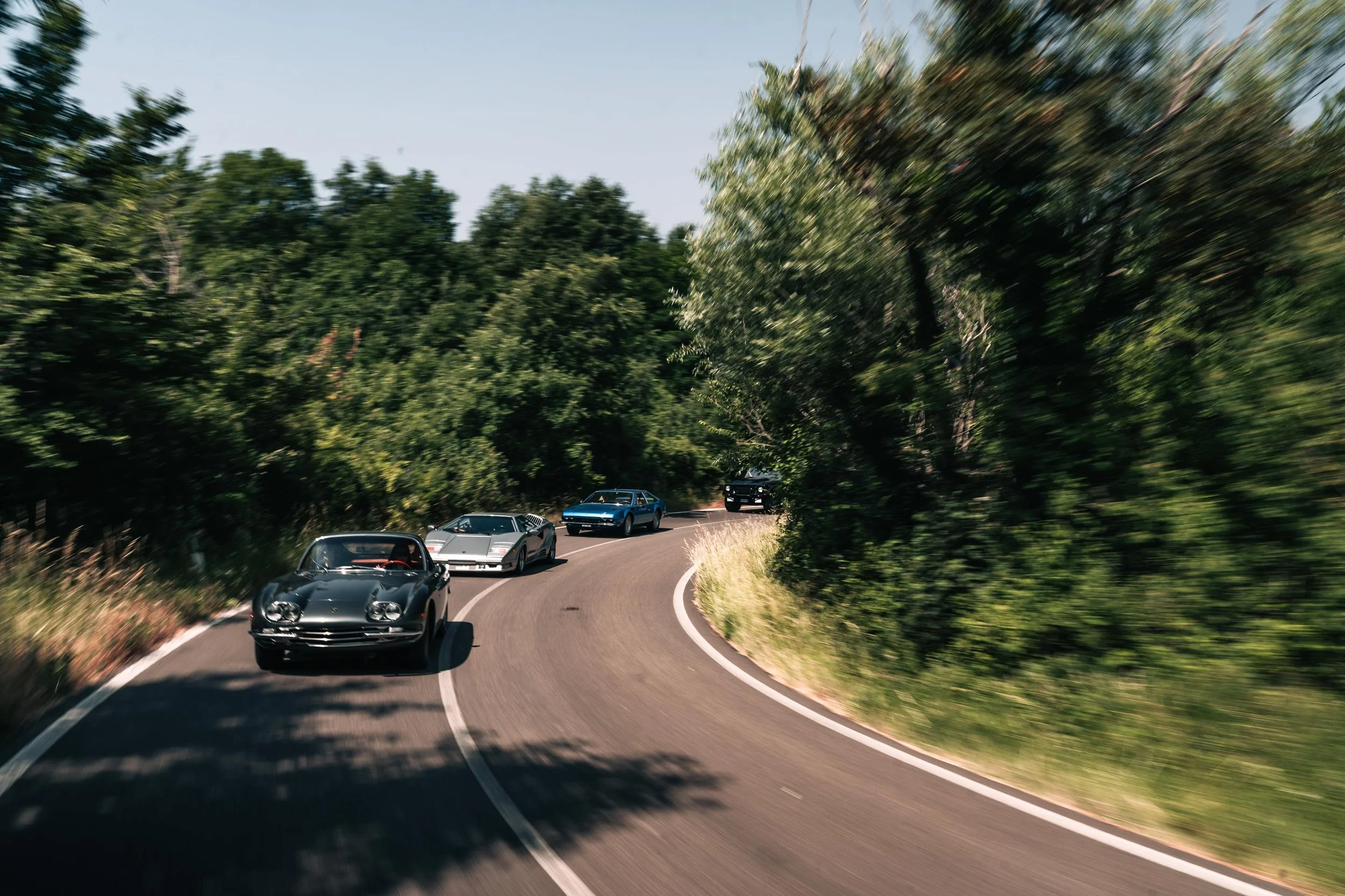 lamborghini-polo-storico-konvoi-italienische-landstrasse.png