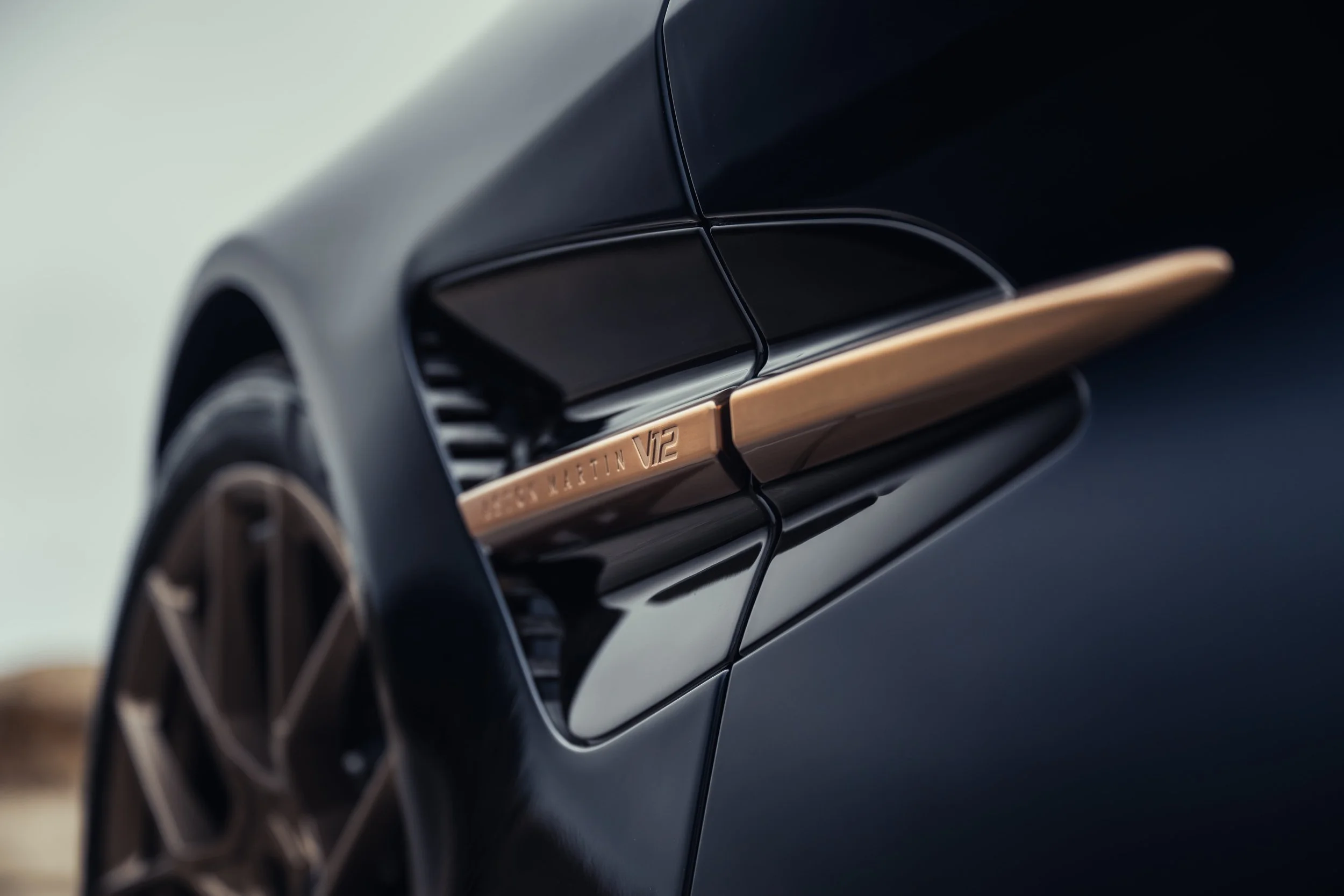 Aston Martin Thrillseeker Collection_Vanquish Volante_2-min.jpg