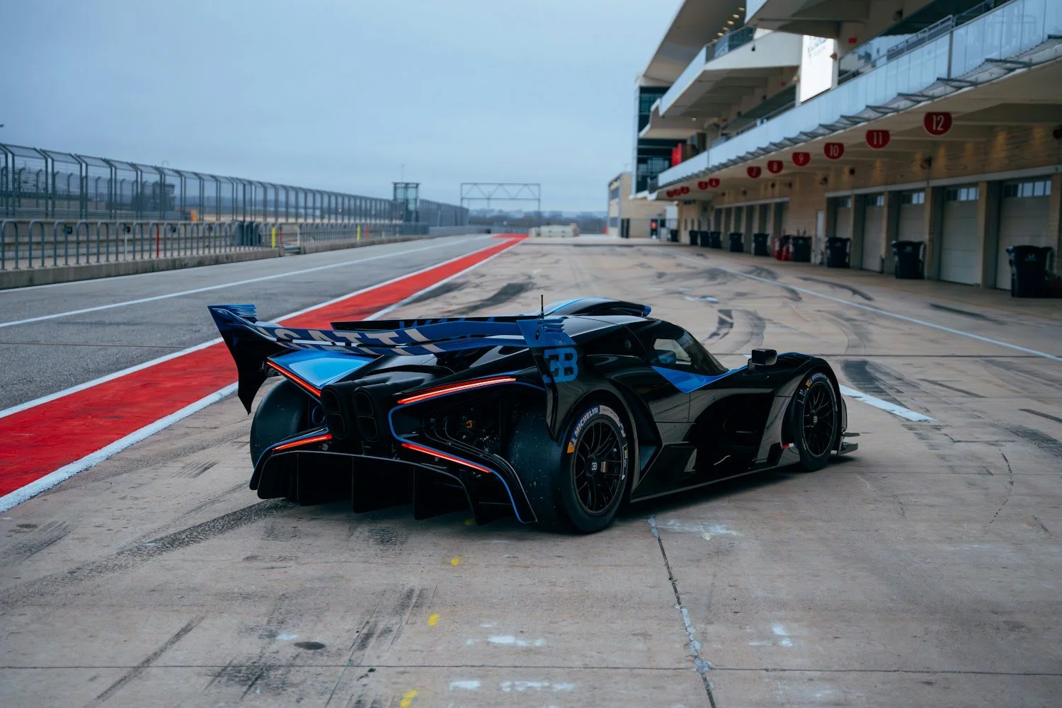 14 2511 BUGATTI-Last-Bolide.jpg