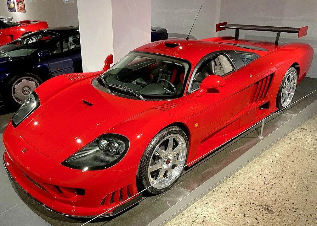 Saleen S7 rot in einer Tiefgarage eines Sammlers