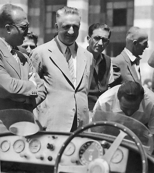 Enzo Ferrari im Jahr 1947 neben einem Ferrari 125 S