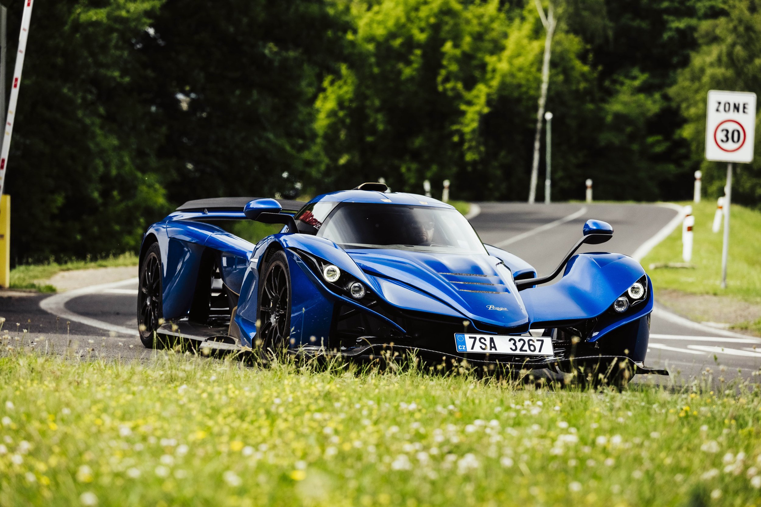 Praga Bohema in blauer Lackierung bei Straßentest nahe Most, Tschechien – der straßenzugelassene Hypercar demonstriert seine Alltagstauglichkeit zwischen zwei Rekordfahrten.        ChatGPT fragen