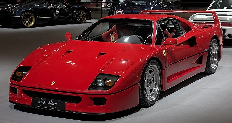 Ferrari F40 auf der Supercar Avenue der Geneva International Motor Show 2024 – legendärer Supersportwagen als Publikumsmagnet
