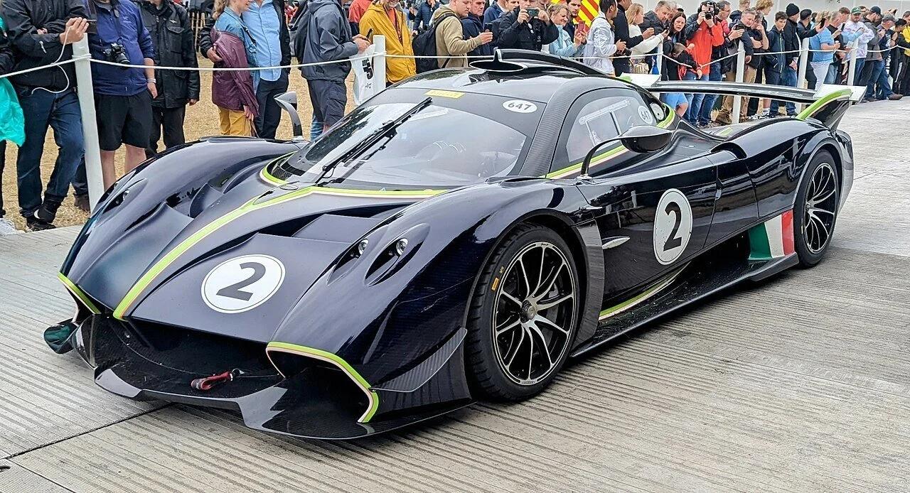 „Pagani Huayra R bei einer öffentlichen Präsentation – exklusives Track-Only-Hypercar mit italienischer Flagge und Rennnummer 2, umgeben von Zuschauern.“