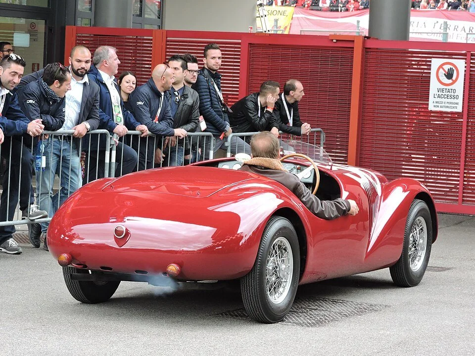 Ferrari 125 S – erstes von Ferrari gebautes Fahrzeug, präsentiert bei einer historischen Veranstaltung
