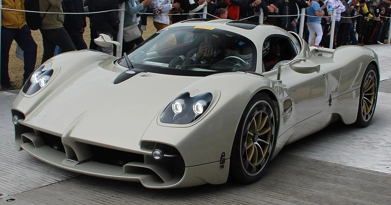 Frontansicht eines Pagani Utopia Hypercars in cremefarbener Lackierung beim Goodwood Festival of Speed, umgeben von Zuschauern