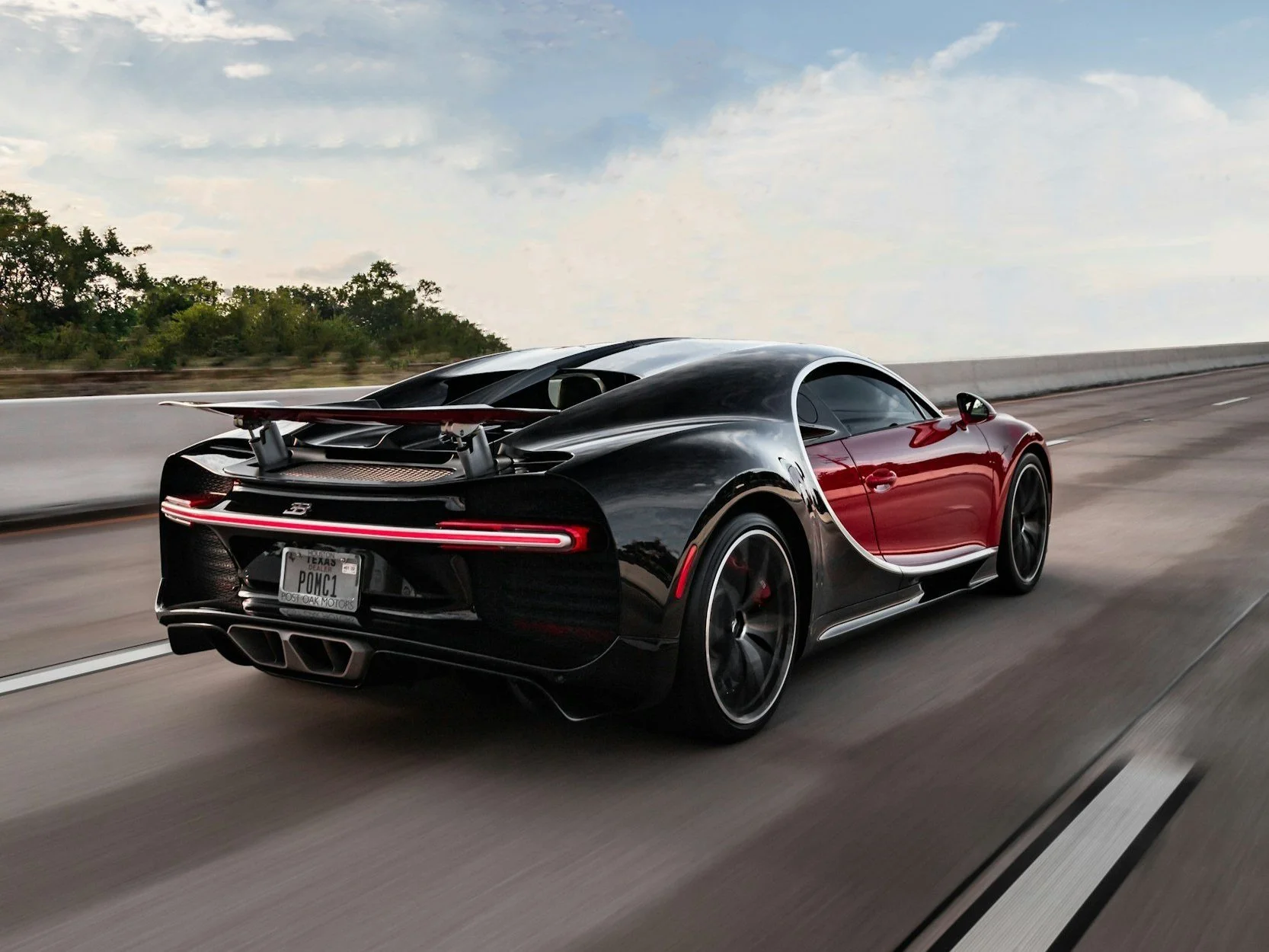 Ein Bugatti Chiron fährt mit hoher Geschwindigkeit auf einer Schnellstraße – ein Sinnbild für Leistung, Luxus, aber auch versicherungstechnische Risiken wie Wertverlust, Trackday-Schäden oder Diebstahlgefahr.