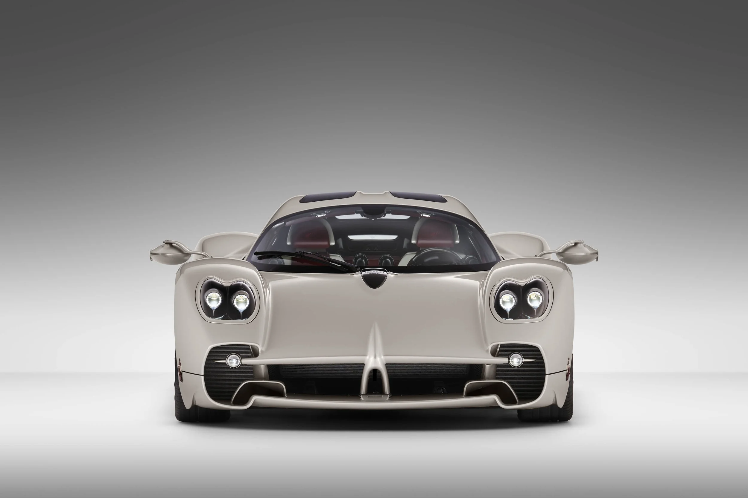Frontansicht des Pagani Utopia in Studioumgebung – klar erkennbare Doppelscheinwerfer, fließende Karosserielinien und markante Luftführung ohne aktive Aerodynamik