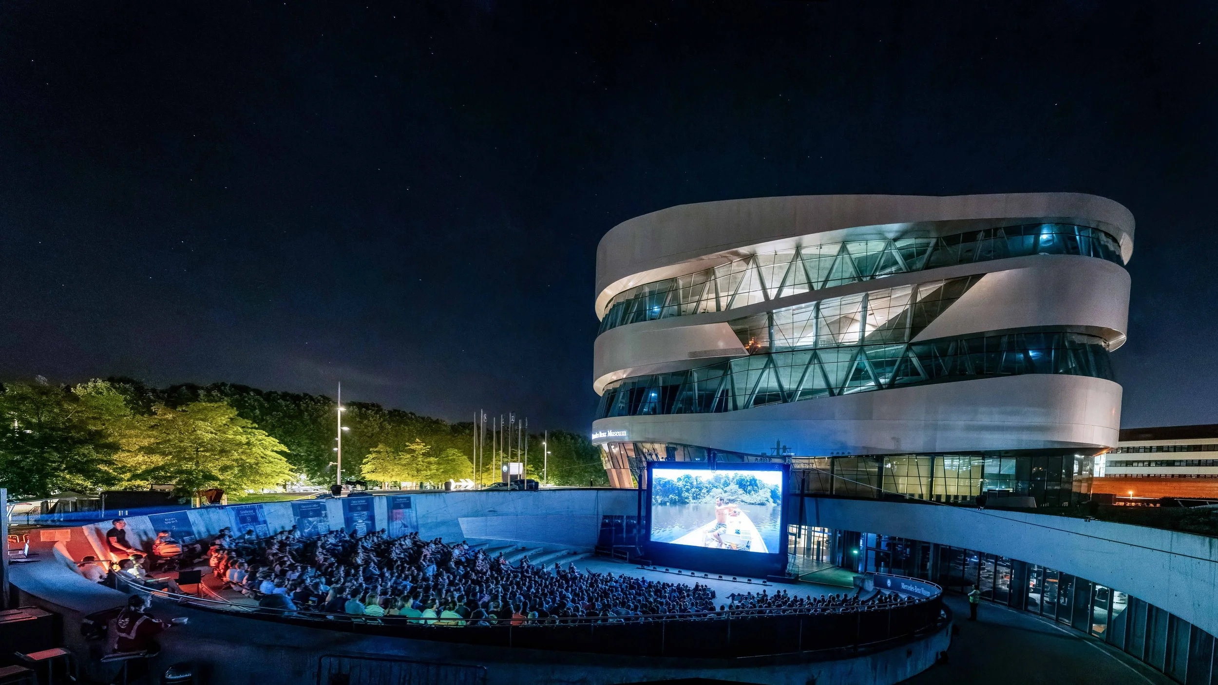 Beim Open Air Kino auf dem Gelände der Mercedes Benz Group AG in Stuttgart
