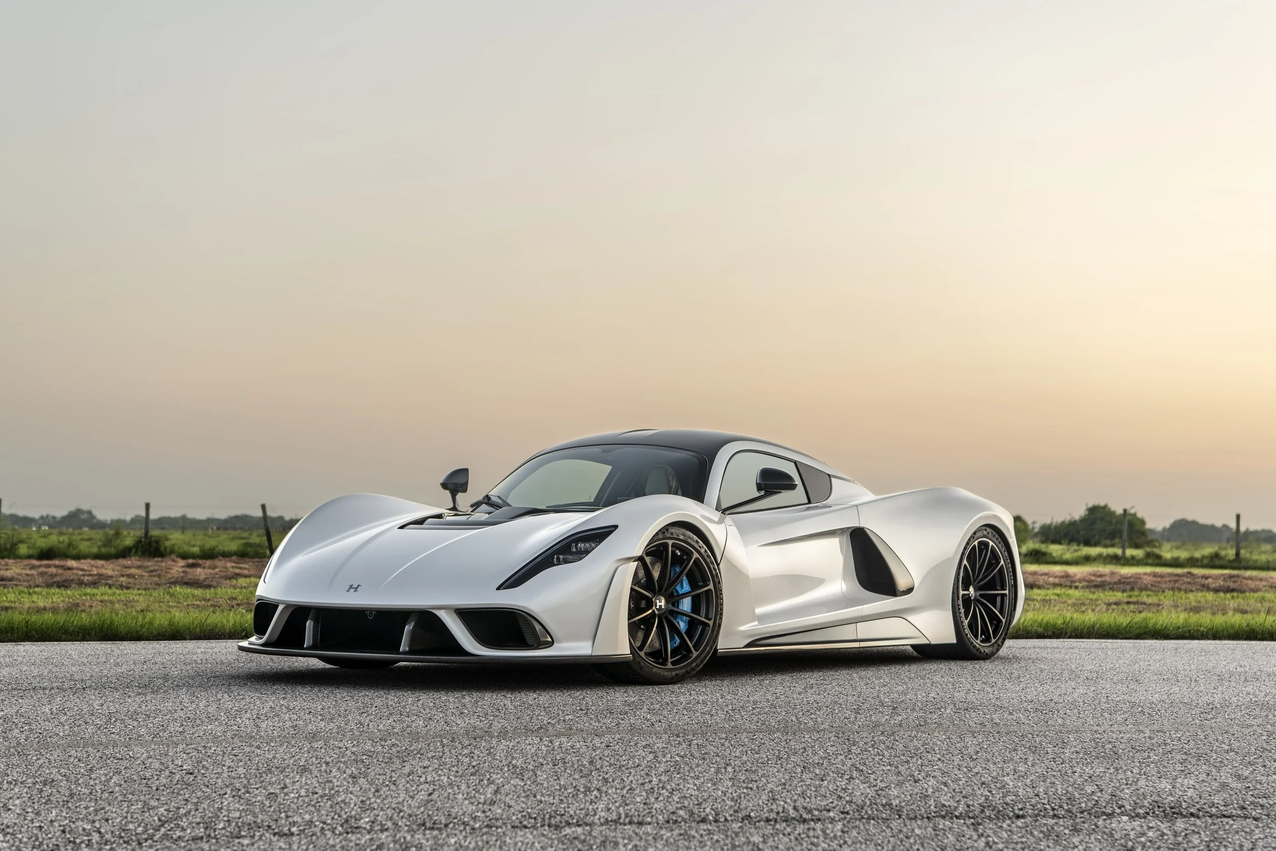 Hennessey Venom F5 bei Sonnenaufgang auf offenem Asphalt – texanisches Hypercar mit über 1.800 PS und Zielmarke 500+ km/h.