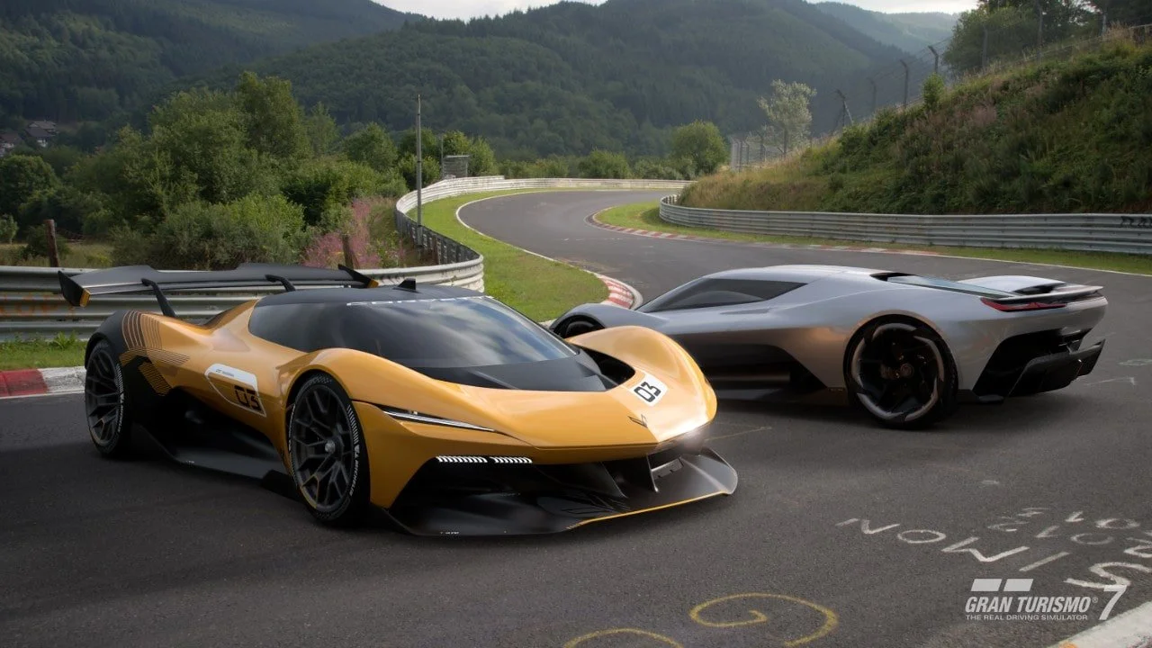 Corvette CX.R Vision Gran Turismo in Gelb und Corvette CX in Silber auf der Nürburgring-Nordschleife, futurisches Hypercar-Design mit aggressiver Aerodynamik.