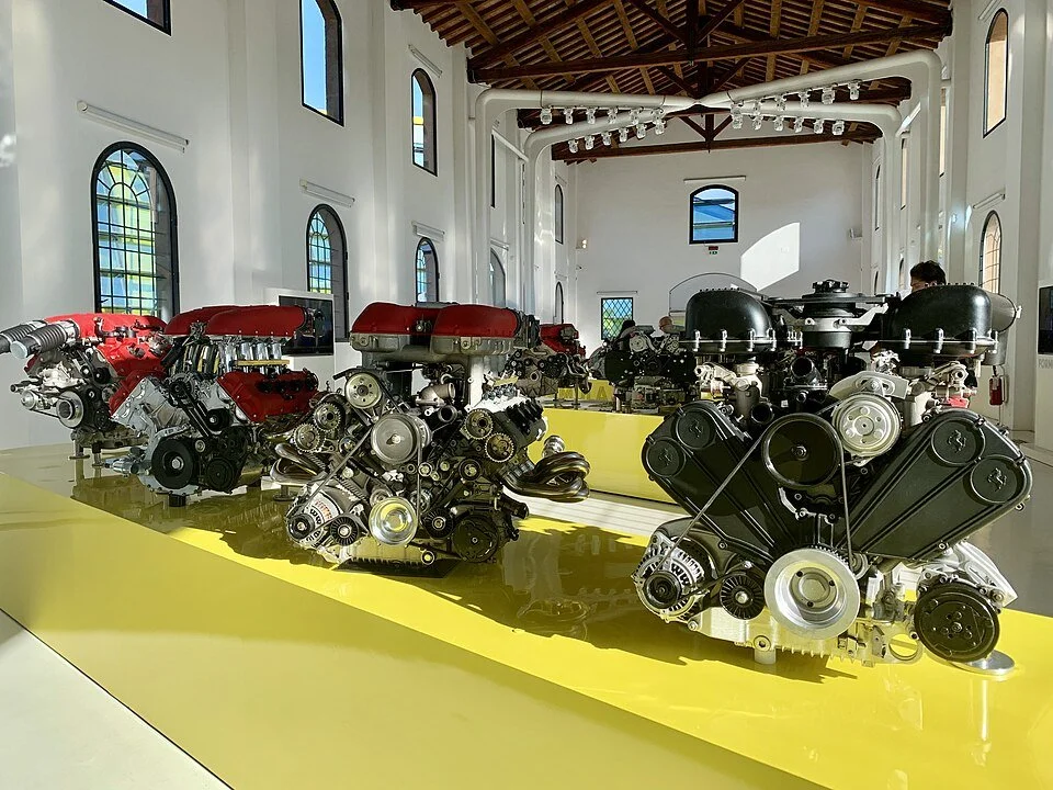 Ausstellung von Ferrari V12-Motoren im Museo Enzo Ferrari in Modena – historische Motorenentwicklung im Fokus