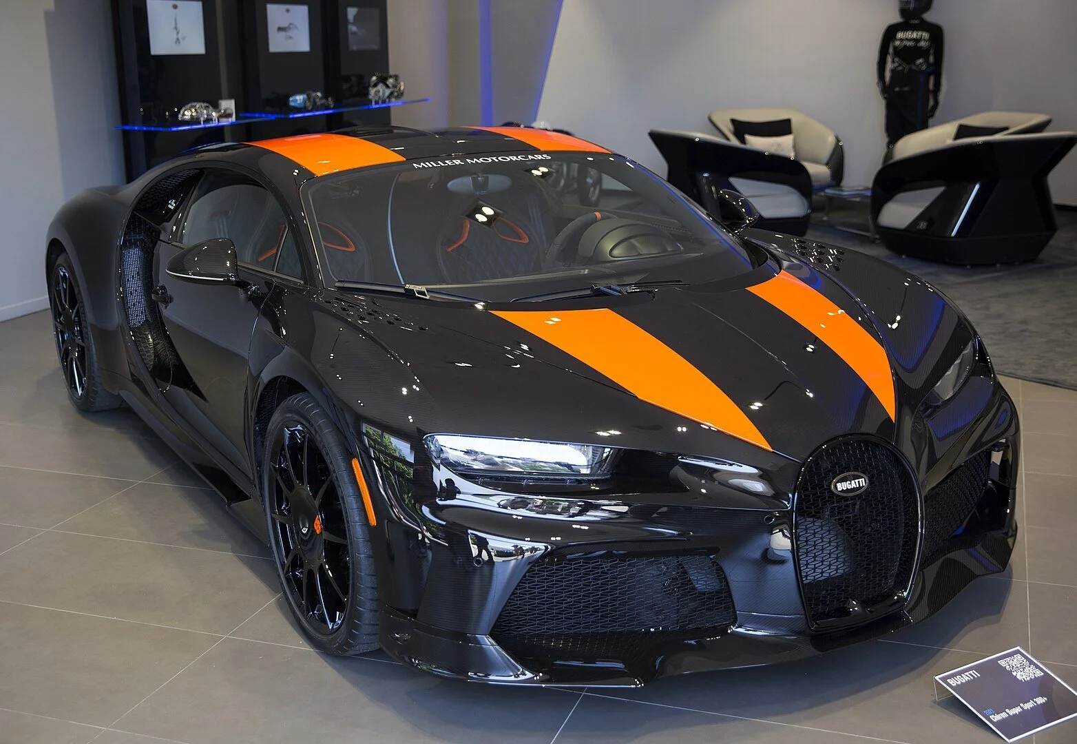 Bugatti Chiron Super Sport 300+ in Carbon-Schwarz mit orangen Streifen – das erste Serienfahrzeug, das die 300-mph-Marke übertraf.