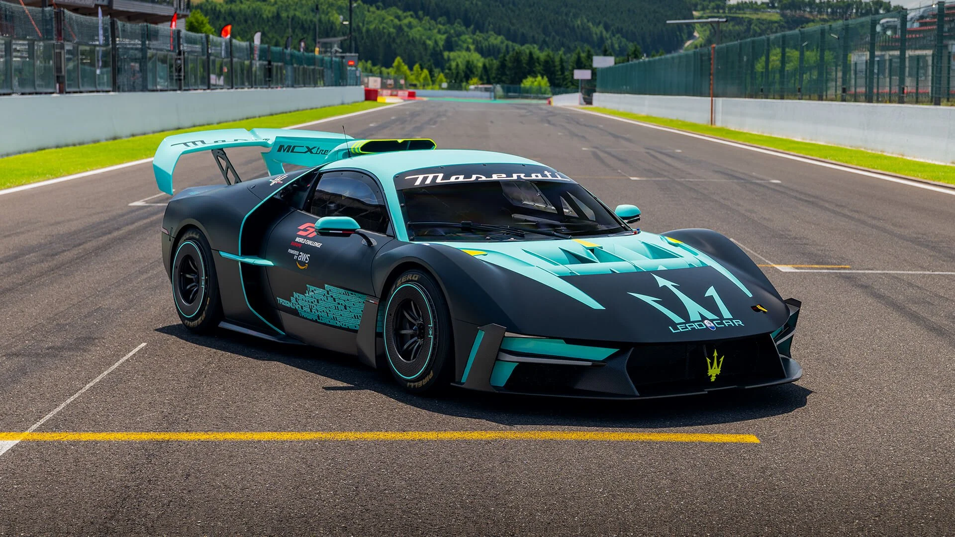 Seitenansicht des Maserati MCXtrema auf der Start-Ziel-Geraden von Spa, vollständig geschlossen.