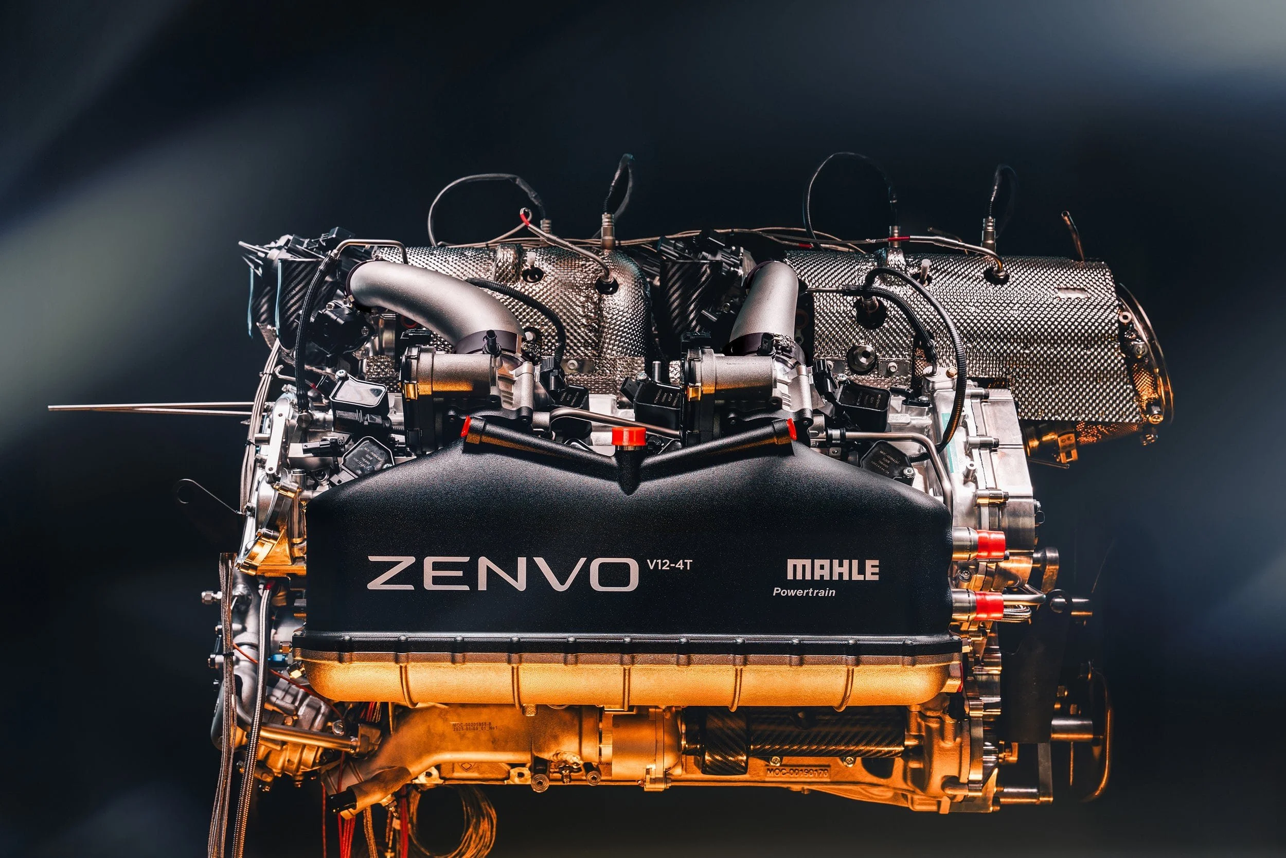 Der Zenvo V12-4T Motor, entwickelt in Zusammenarbeit mit MAHLE Powertrain, in einer Studioaufnahme mit eindrucksvoller Lichtinszenierung.