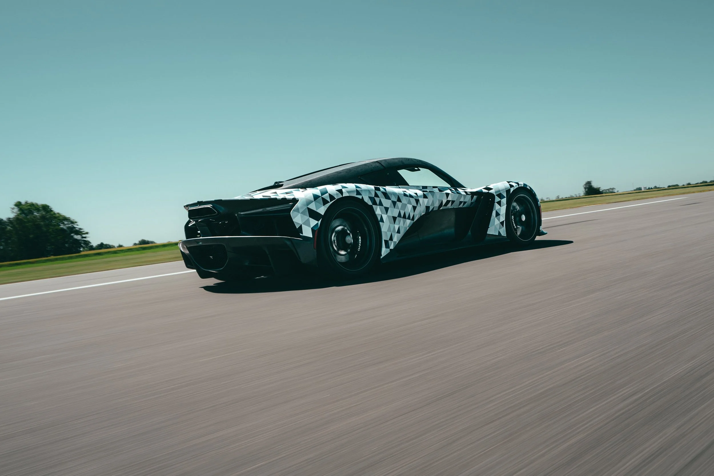 Zenvo Aurora Prototyp bei Hochgeschwindigkeitstest auf dänischer Teststrecke im Juli 2025