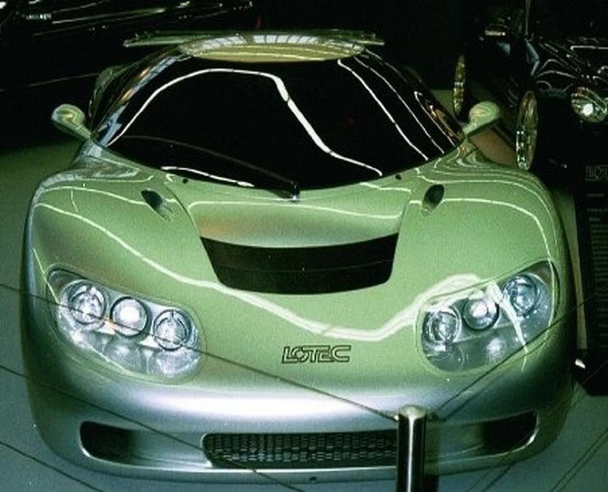 Ein extrem seltenes Foto des Lotec Sirius in einer privaten Tiefgarage