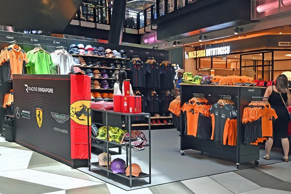 Ferrari Store in Singapur – Verkauf von Kleidung, Caps und Accessoires rund um die Ferrari-Rennsportwelt