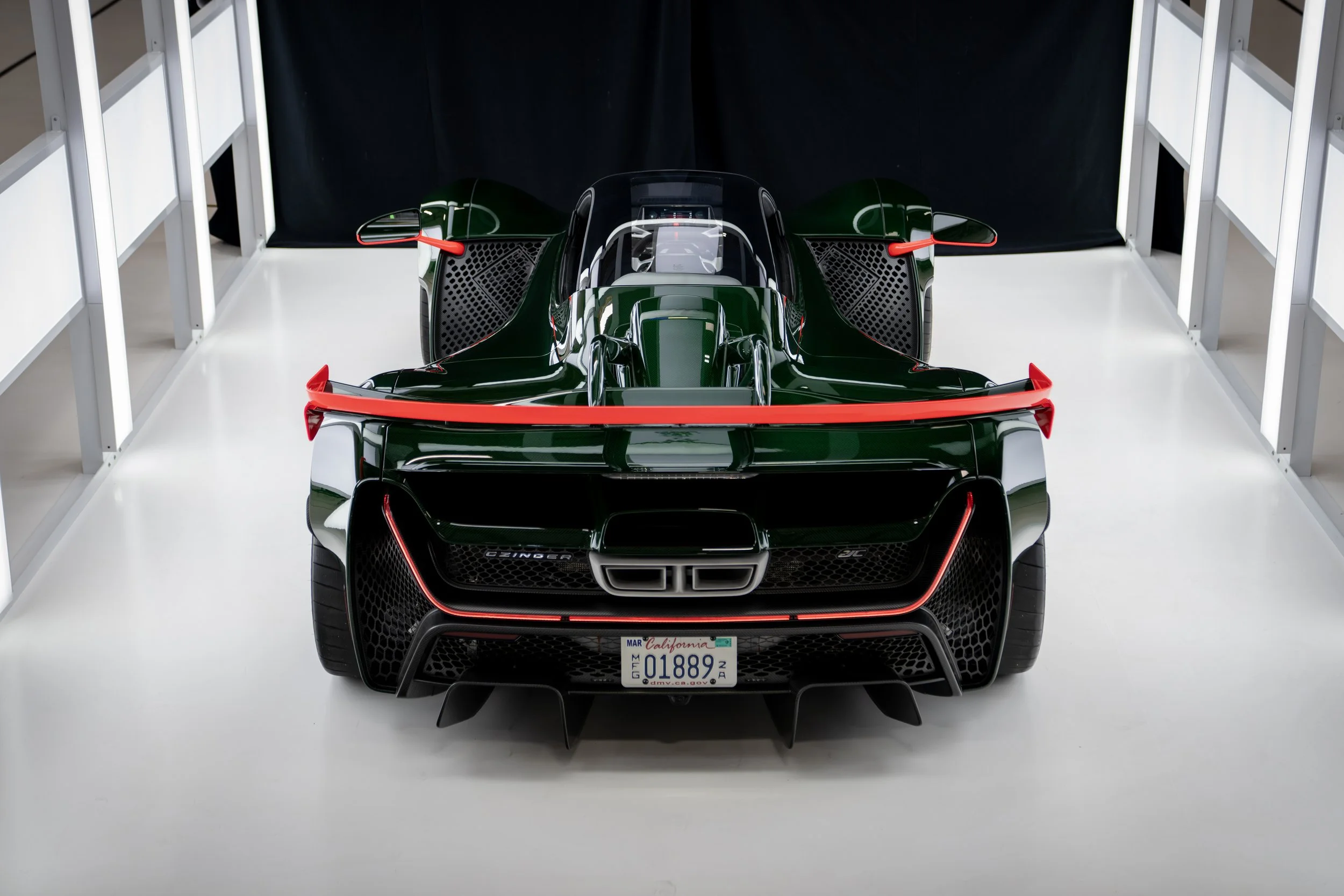 Heckansicht des Czinger 21C mit großem Diffusor, rotem Flügel und zentraler Auspuffeinheit. Hochleistungsdesign für maximale Aerodynamik und Performance.