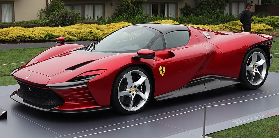 Ferrari Daytona SP3 – limitierter Icona-Supersportwagen in Rot, präsentiert auf dem Concorso d’Eleganza 2022