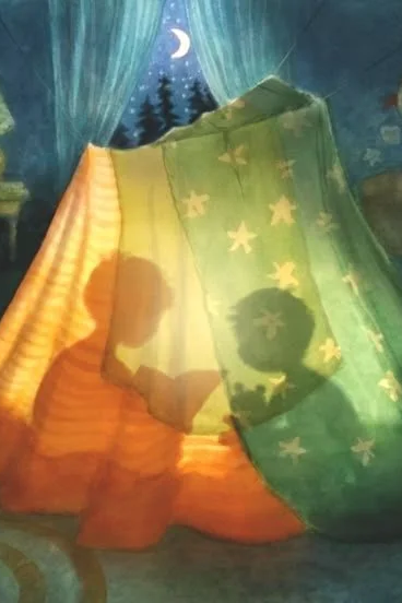 Un lit avec des draps colorés et un enfant qui joue, vue à travers des draps en tissu avec des motifs d'étoiles, sous une fenêtre montrant la nuit avec la lune et des arbres en arrière-plan.