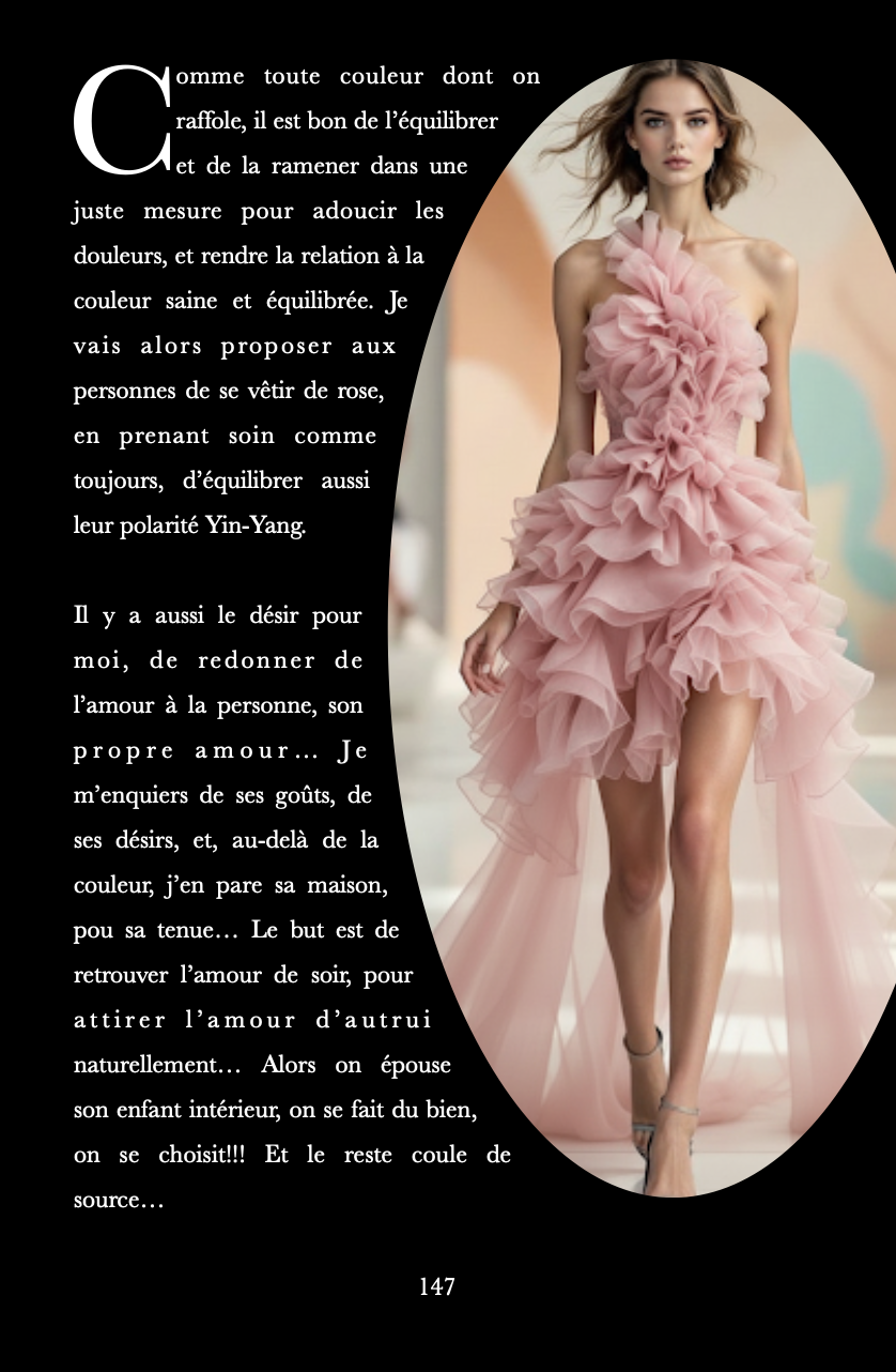 Une page de livre avec un texte en français à gauche, et une image de femme en robe de créateur rose à droite.