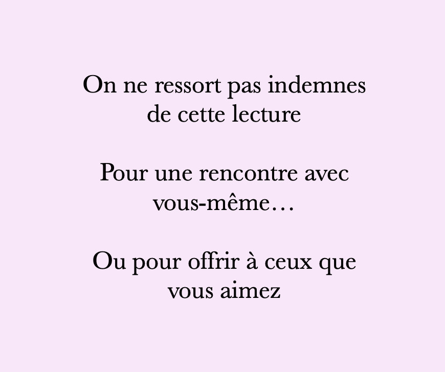 Texte en français sur un fond violet clair qui dit : "On ne ressort pas indemne de cette lecture. Pour une rencontre avec vous-même... Ou pour offrir à ceux que vous aimez".