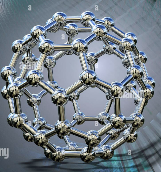 Modèle moléculaire en forme de sphère en métal brillant avec des atomes connectés par des liaisons, représentant une structure chimique ou scientifique.