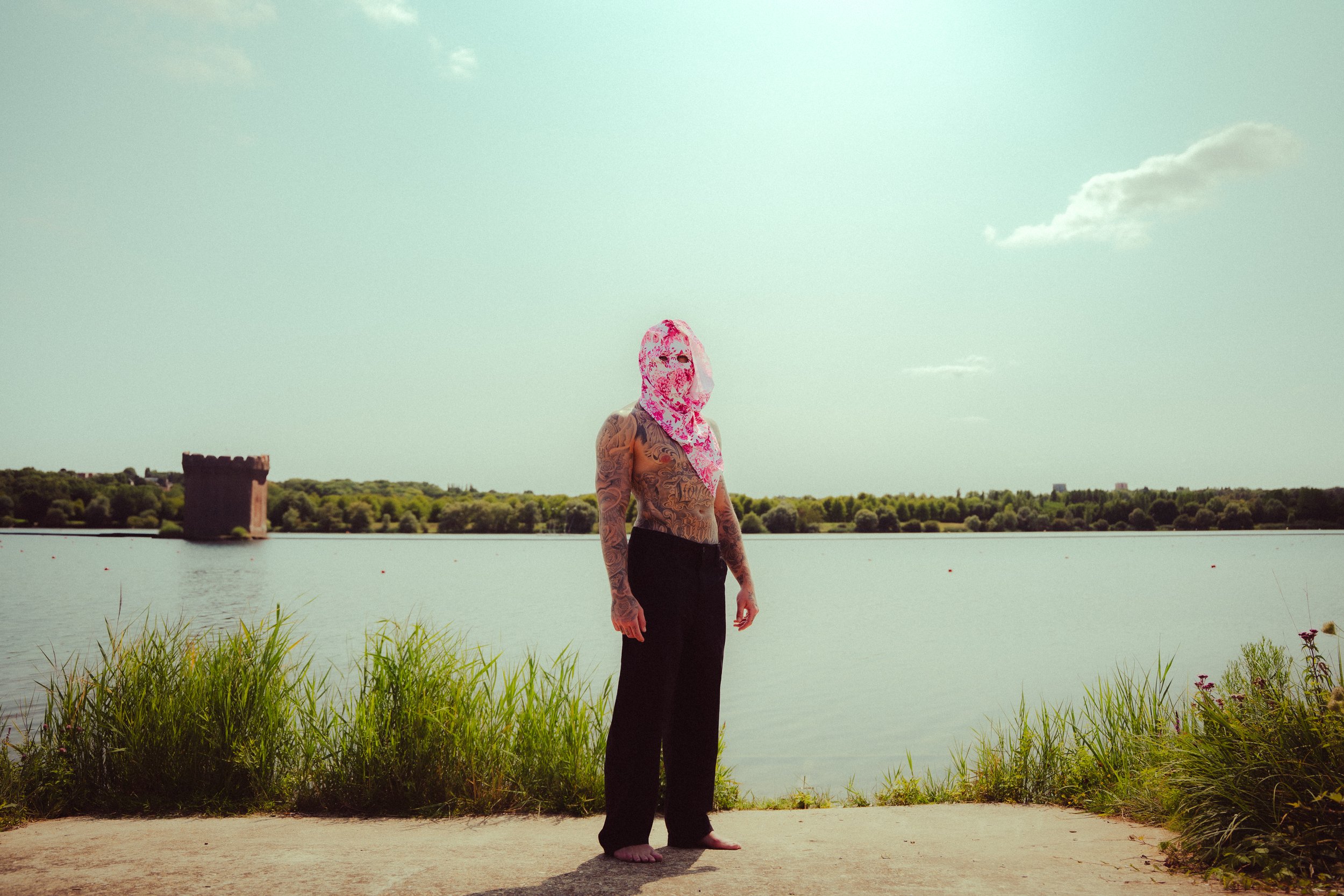 Un visage orné de fleur 
Un soldat dépourvu de peur
Au commencement d’une épopée 
Avec comme compagnon son épée 


Voici le premier extrait de mon dernier shooting : SOLDADO FLORIDO
Avec un masque conçu et pensé par ma famille et moi même , un modèle