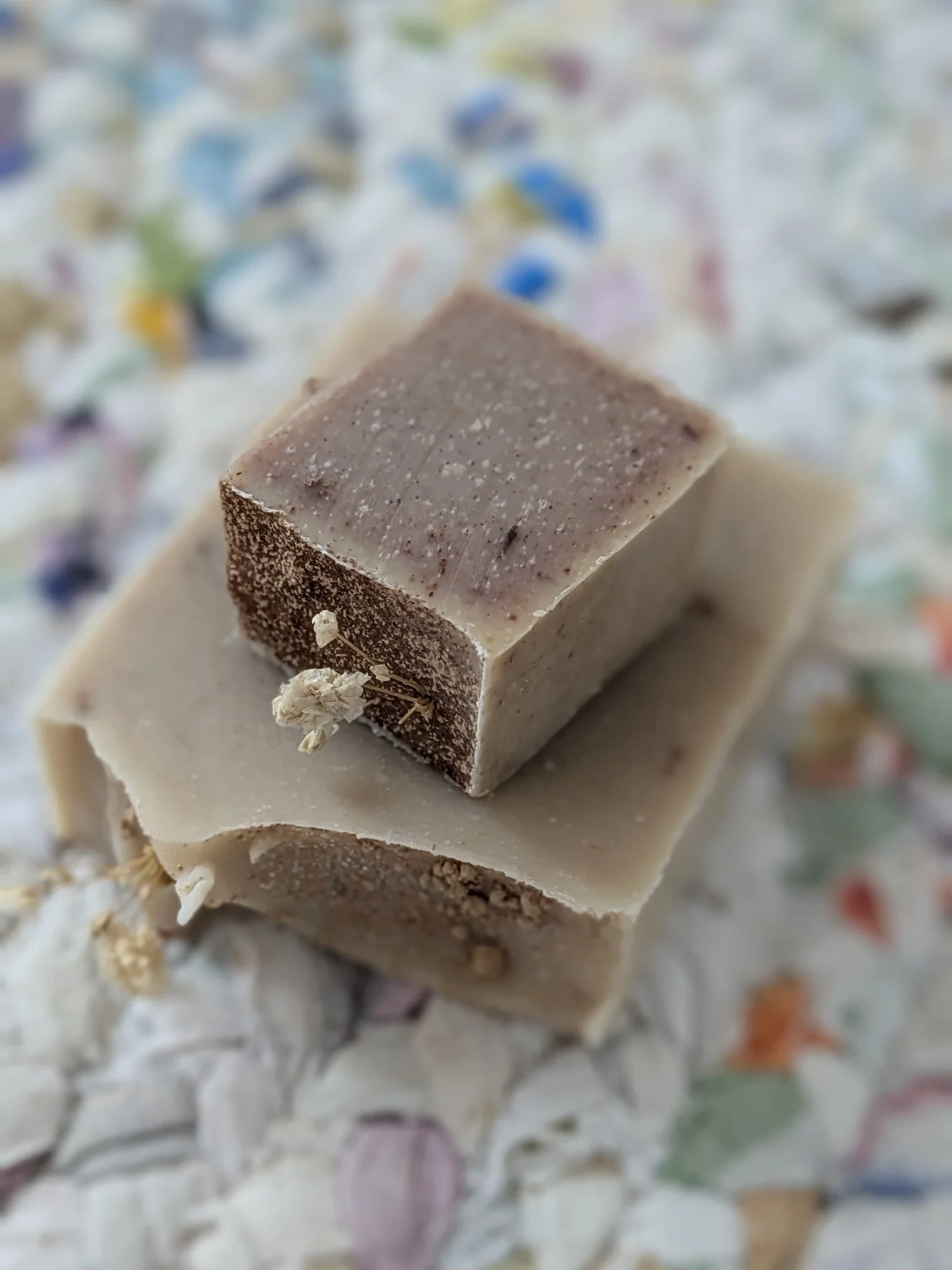 This new scent that I&rsquo;m calling Clean Earth might be ousting the current best seller to take #1 position. With vetiver, patchouli, jasmine, sandalwood, and cinnamon, this soap smells like as if the earth was dancing in the rain. 

#handmadesoap