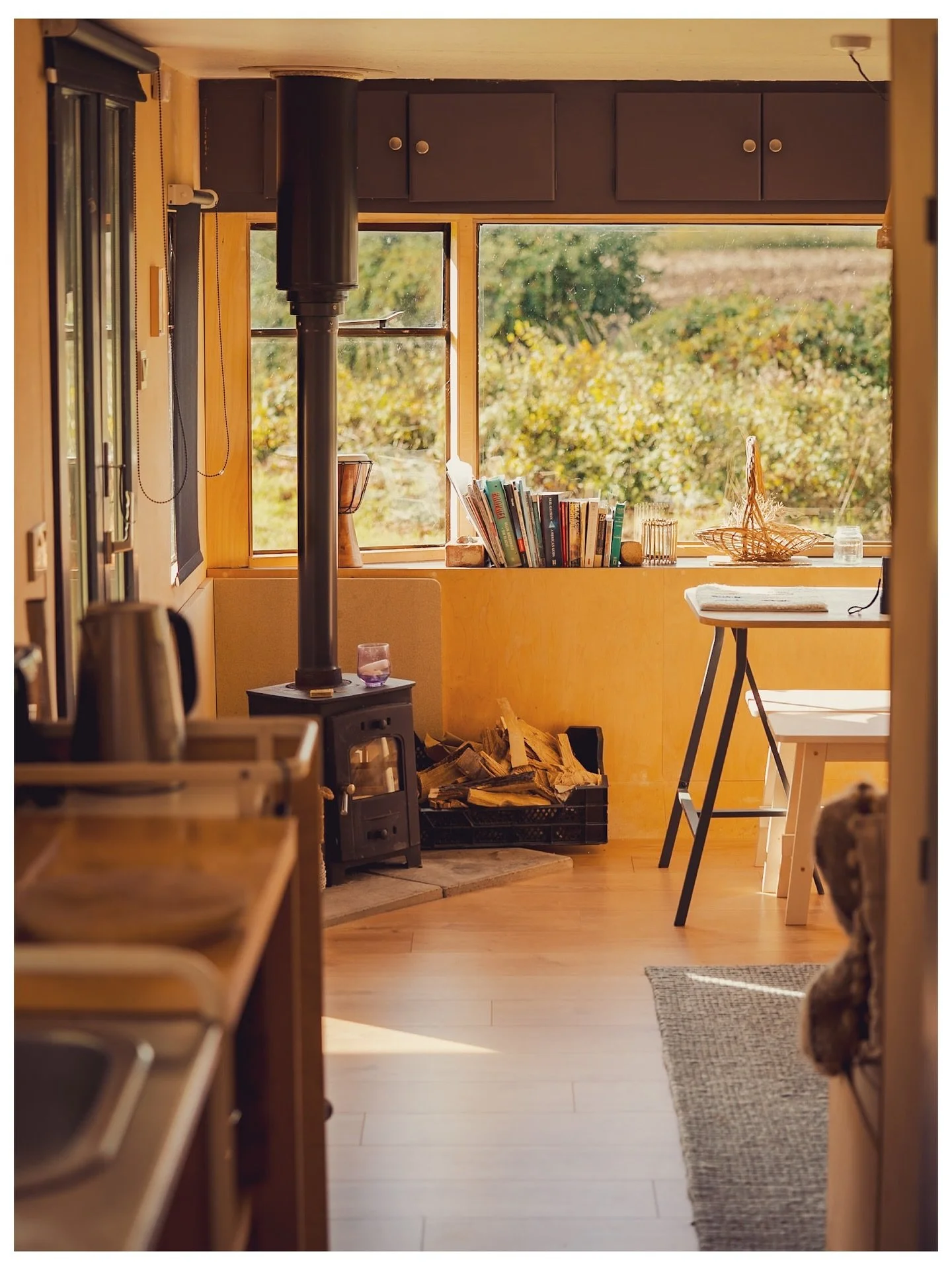 Don&rsquo;t you just love a cozy little cabin in the winter? 
Thankfully a dear friend of mine let me stay for a lovely chilled weekend away in their small garden cabin, a beautiful place surrounded by nature and wildlife. 

#cabinlife #autumncolors?