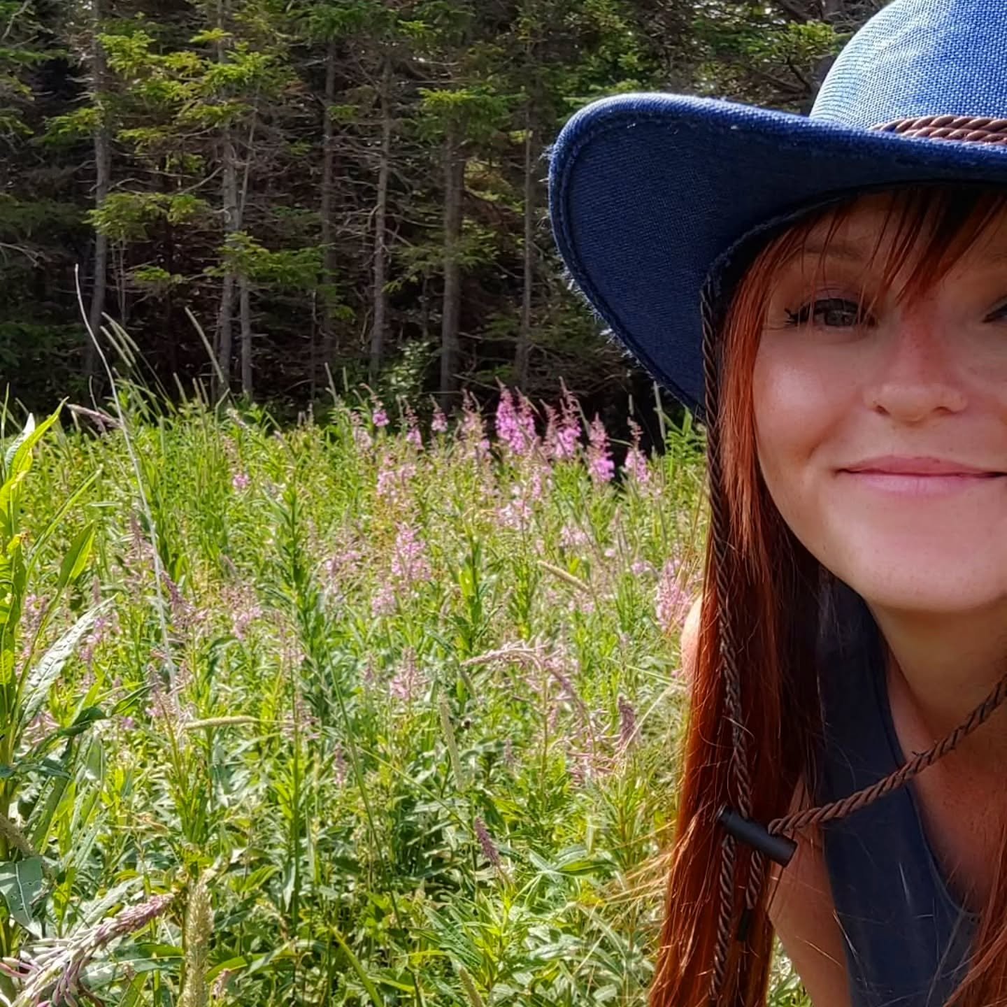 Zero complaints when the farm mentoring job of the day is foraging edible wildflowers. 🌺

Here in 📍Newfoundland, you&rsquo;ll often spot these tall, magenta wildflowers swaying in ditches and open fields by mid-to-late Summer. Her name is Fireweed.