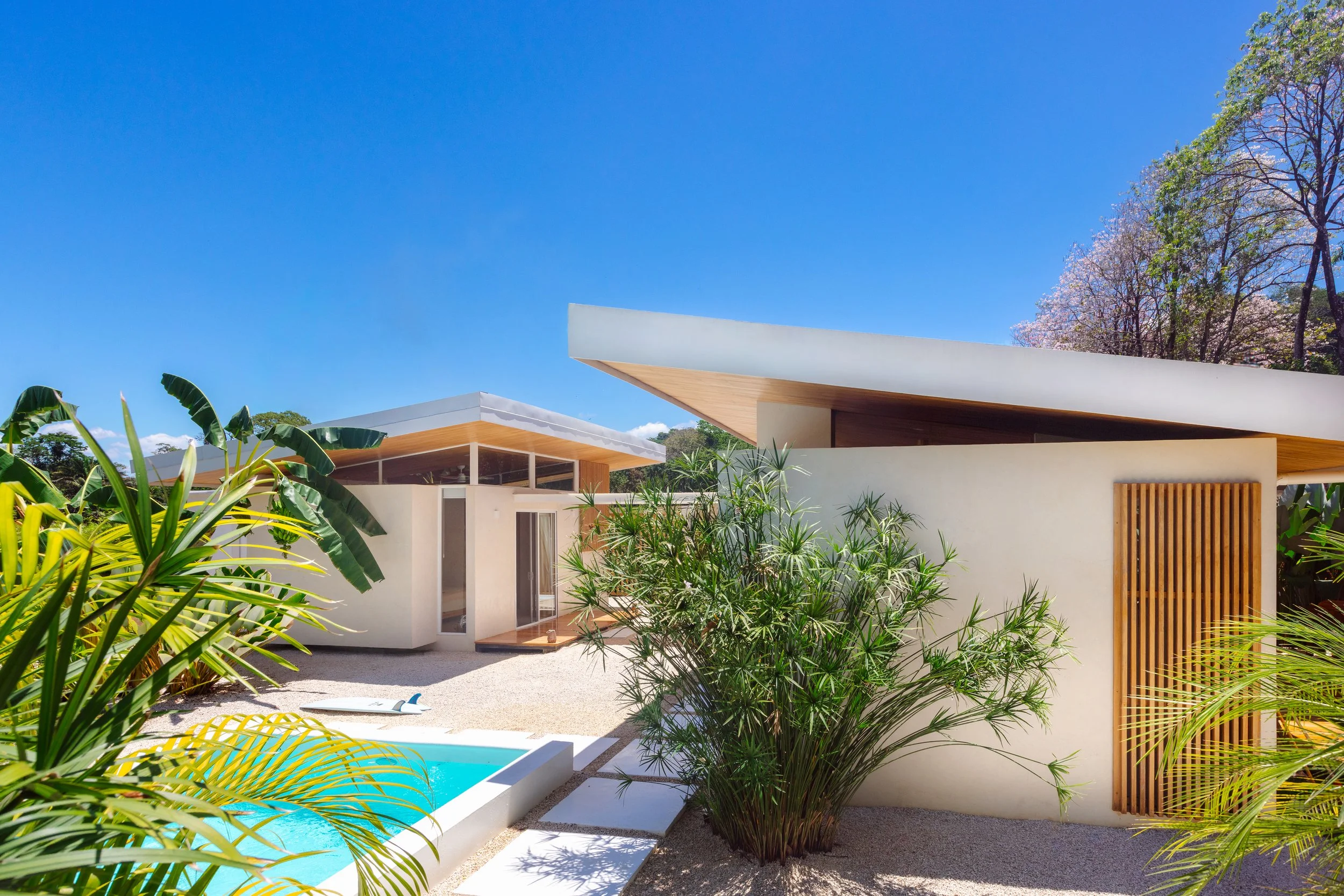 Casa moderna con piscina y jardín, Pavones surf costa rica.