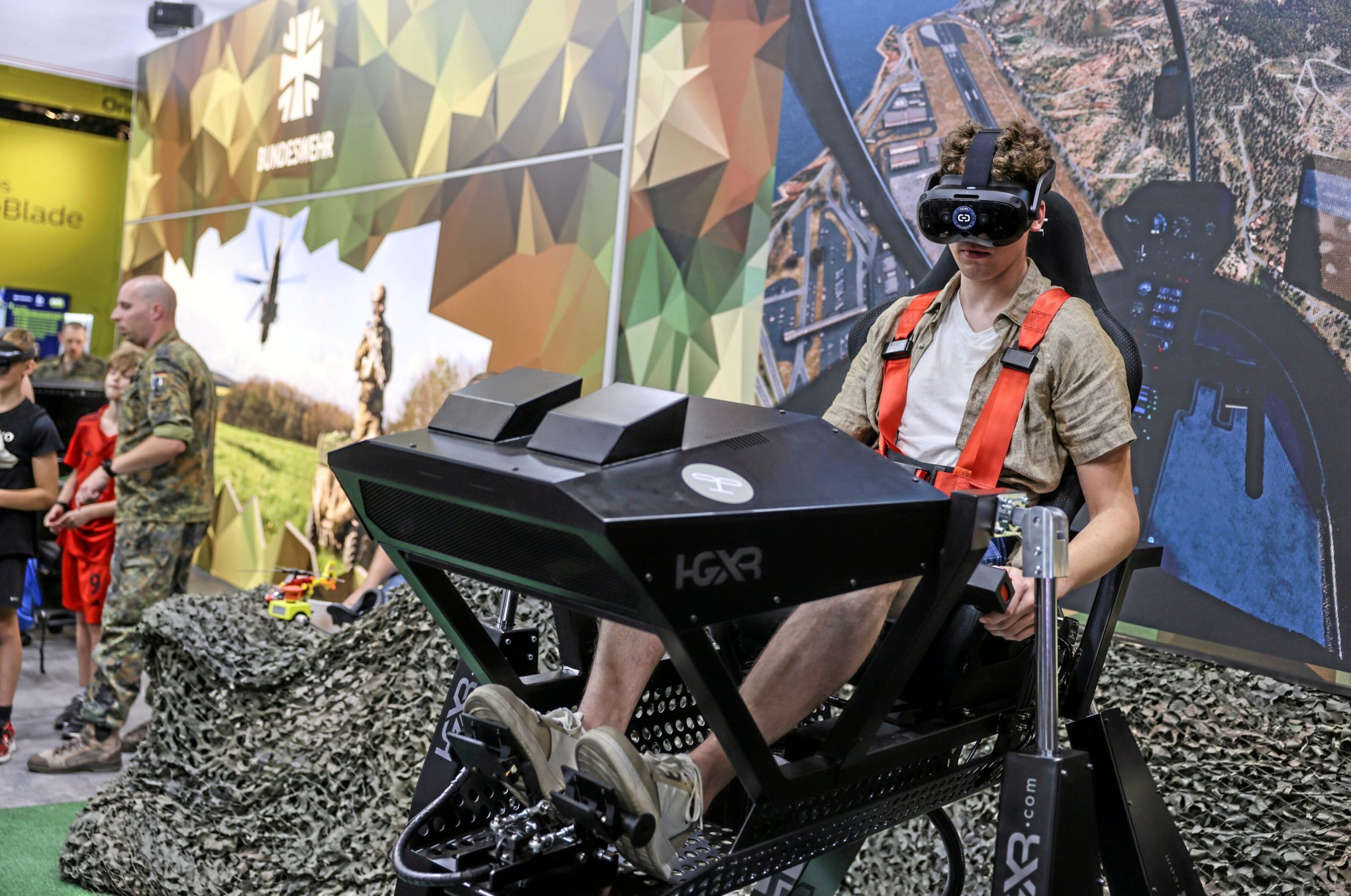 AB IN DIE KARRIERELOUNGE: DIE GAMESCOM UND DIE BUNDESWEHR | nd/ Neues Deutschland