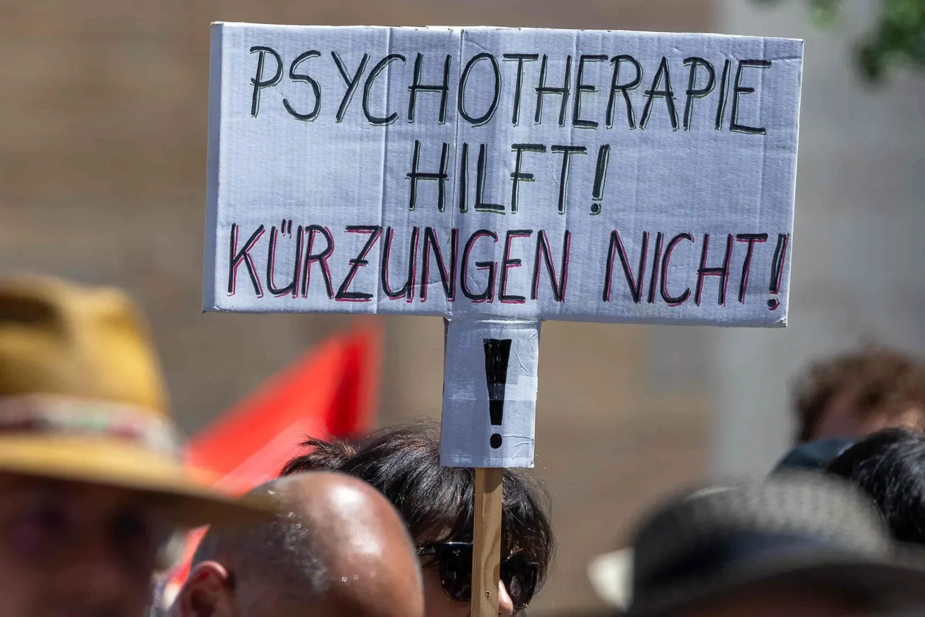 DIE KÜRZUNGEN DER PSYCHOTHERAPIE SIND EIN TRAUERSPIEL | Surplus - Das Wirtschaftsmagazin