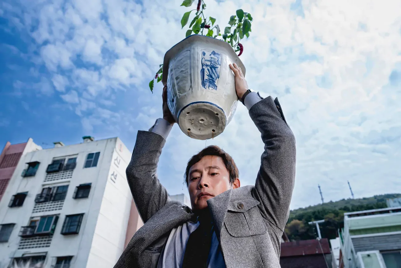 »NO OTHER CHOICE« UND DIE HÄRTE DES ARBEITSMARKTES | Surplus - Das Wirtschaftsmagazin