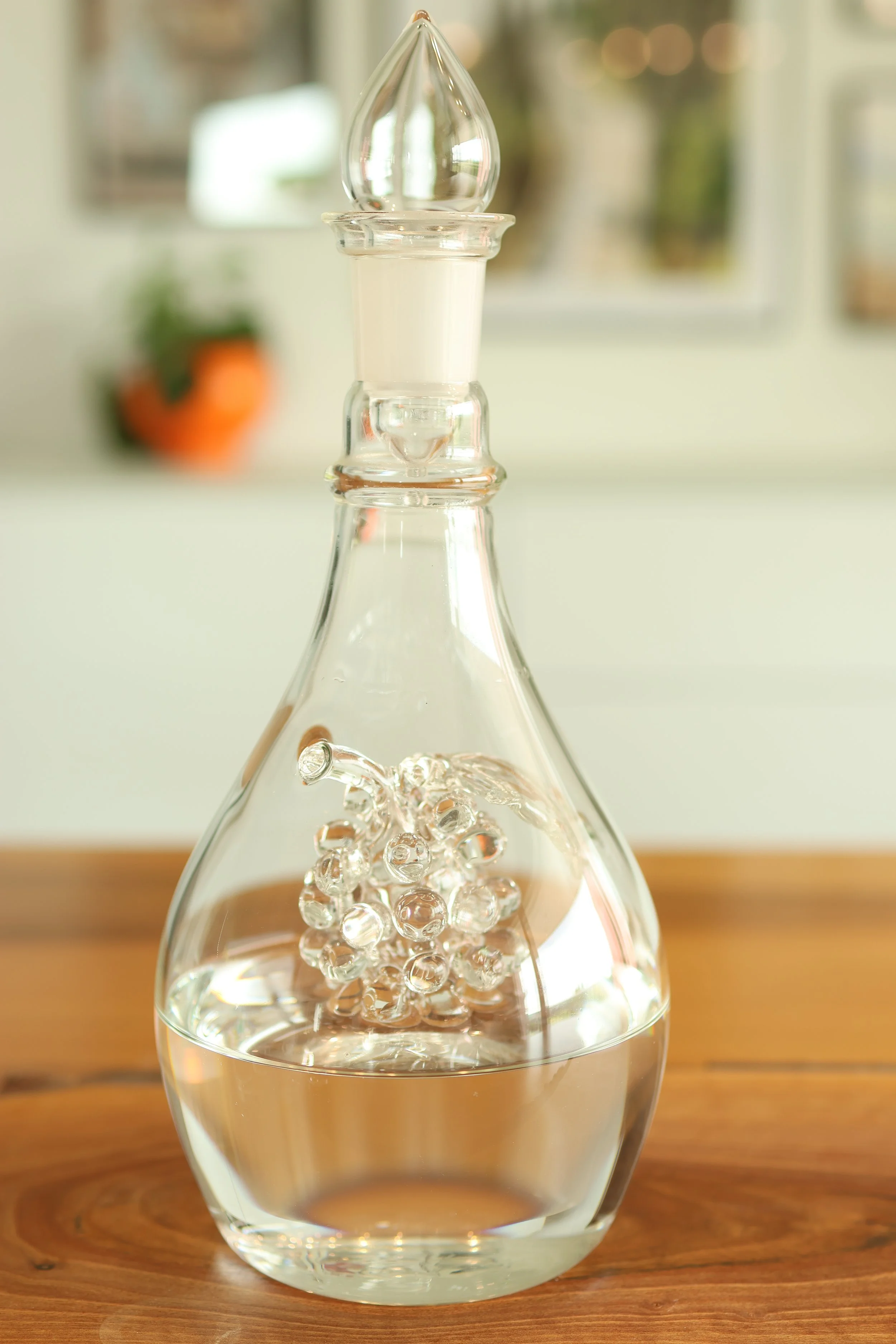 Traubenbrand aus Divona-Trauben vom Rebhus in einer Glaskaraffe